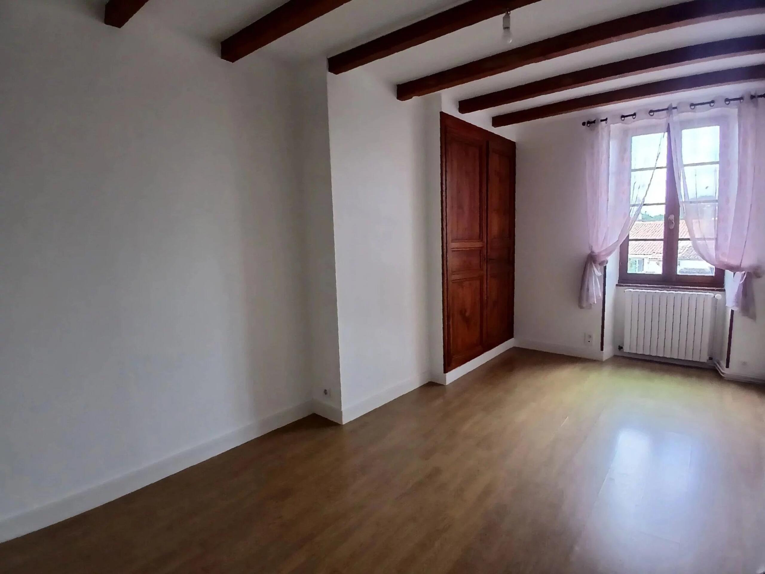 Pretty stone 5-bed village house with outbuilding, Poitou-Charentes – France – BVI84091