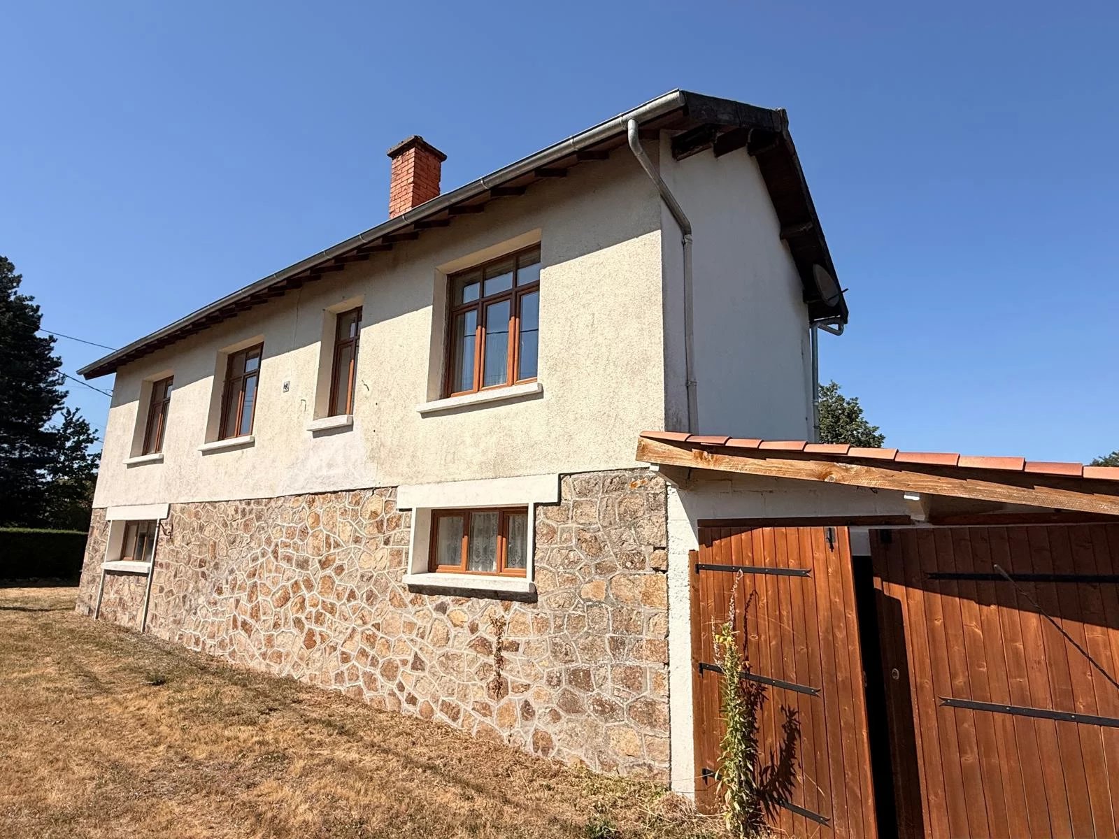 Detached Two Bedroom House Requiring Renovation Close to Saint-Junien Centre, Limousin – France – BVI84179