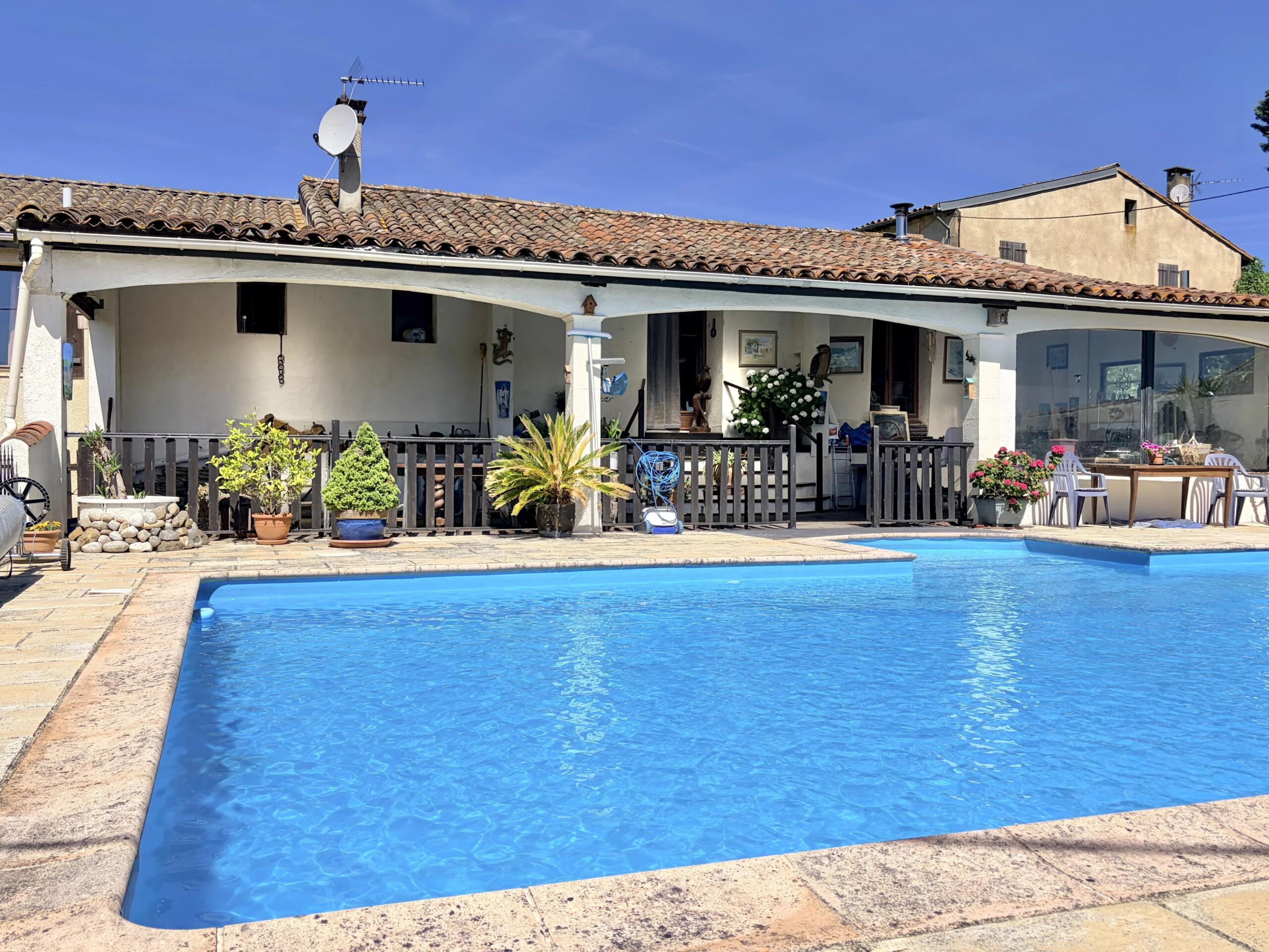 Equestrian farmhouse property bordering a Fishing Lake, Midi-Pyrénées – France – BVI85930