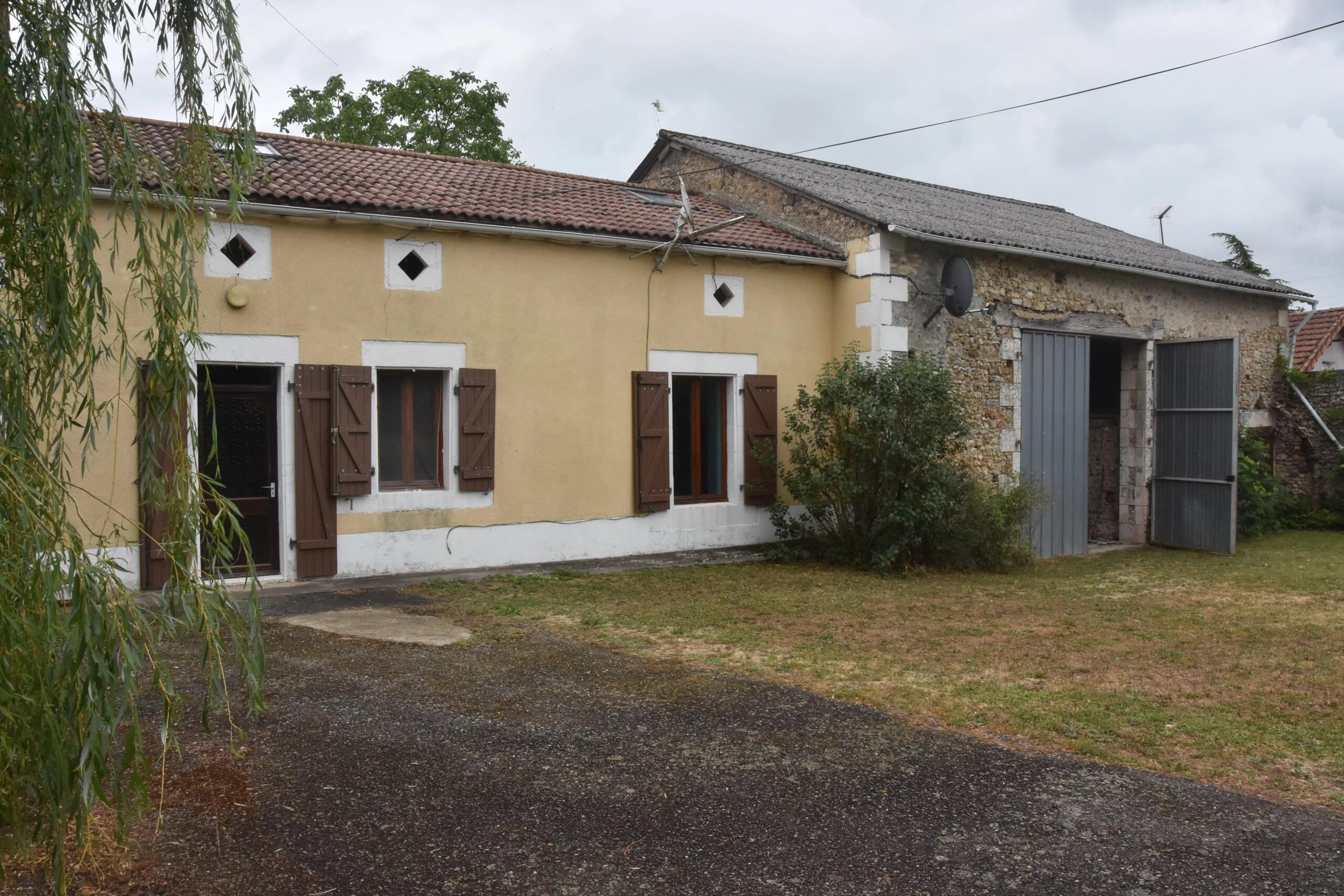 Charming Farmhouse in Peaceful Countryside Setting, Poitou-Charentes – France – BVI85980