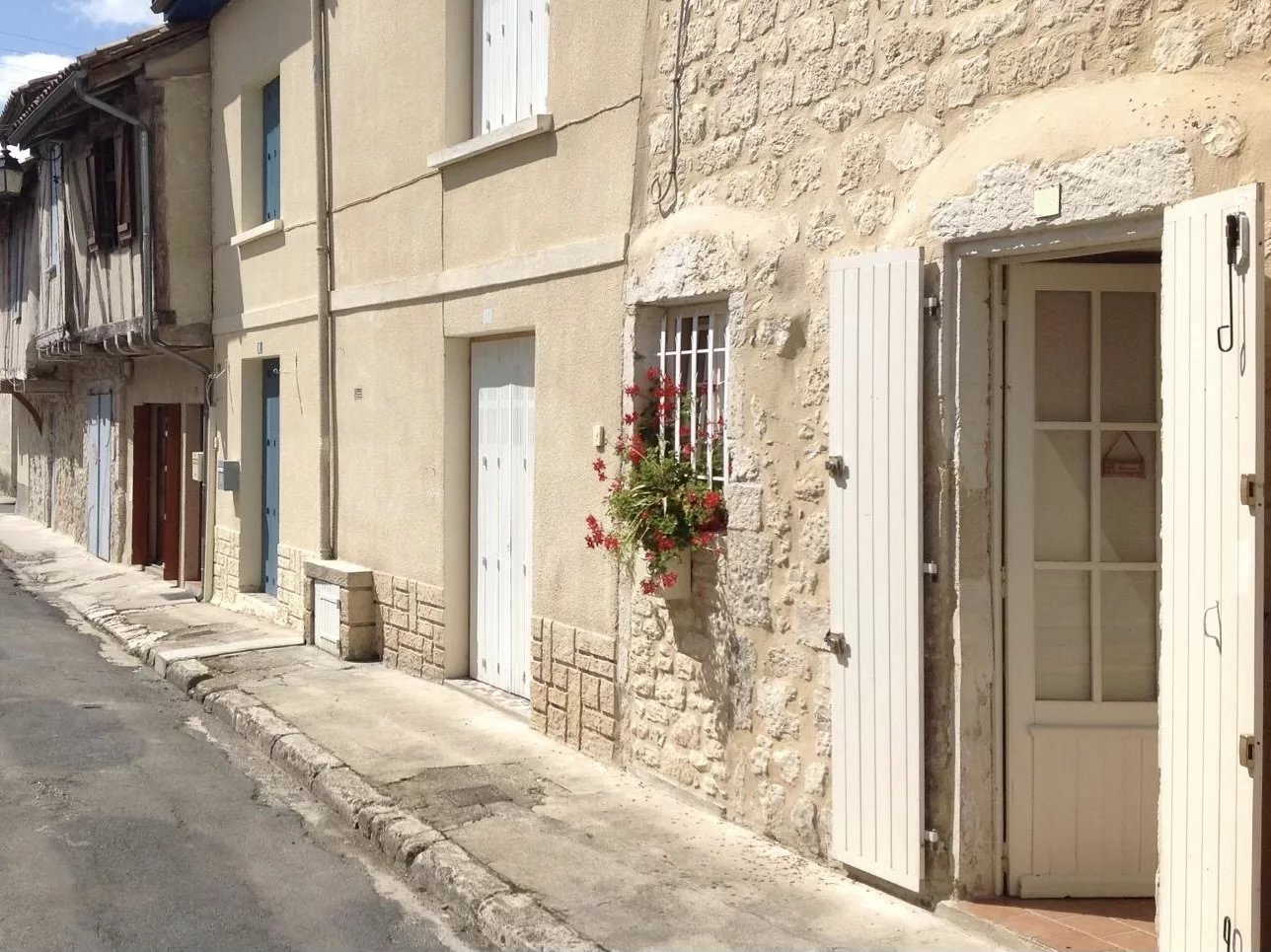 A two / three bedroom house in Eymet’s bastide, Aquitaine – France – BVI85733