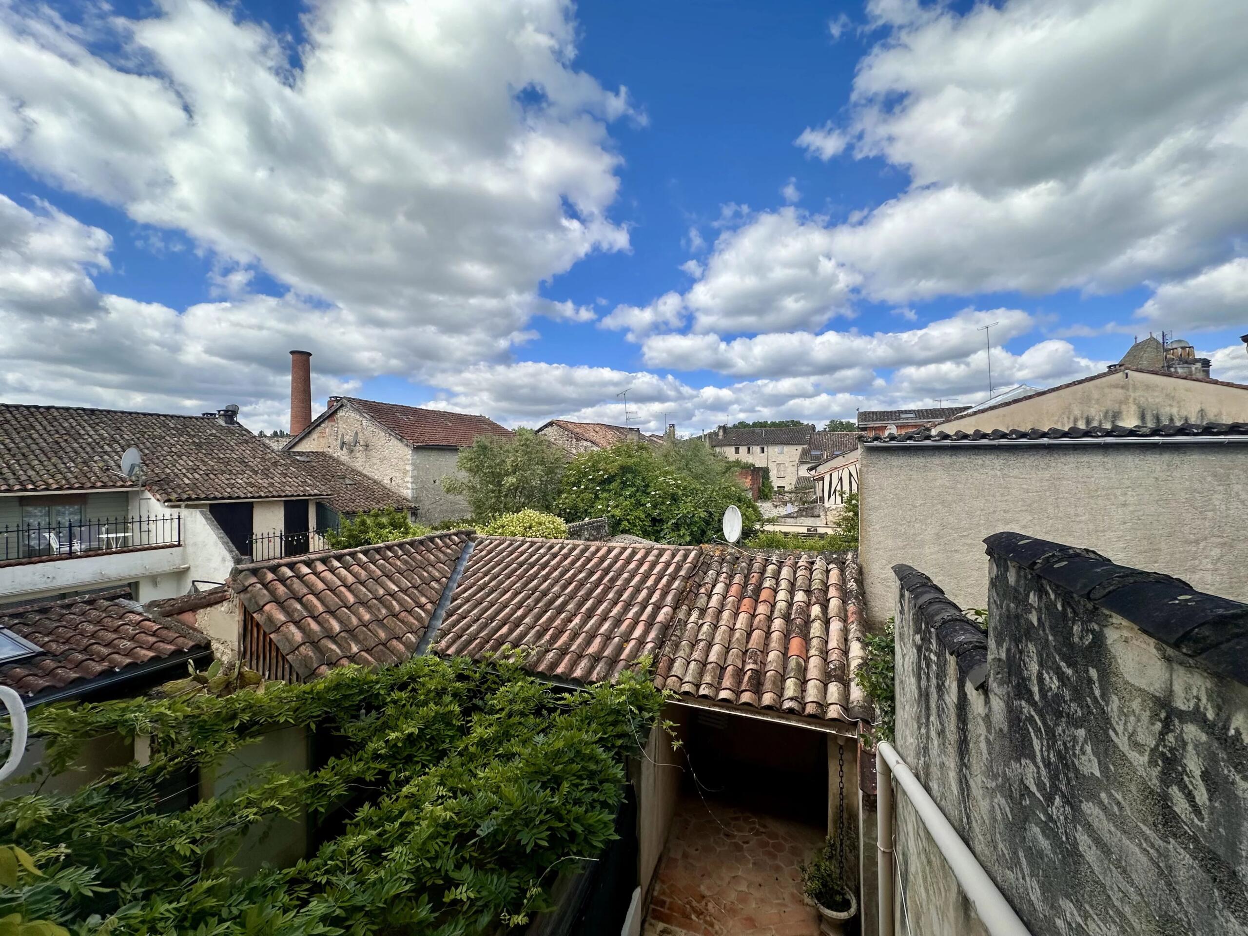 A two / three bedroom house in Eymet’s bastide, Aquitaine – France – BVI85733