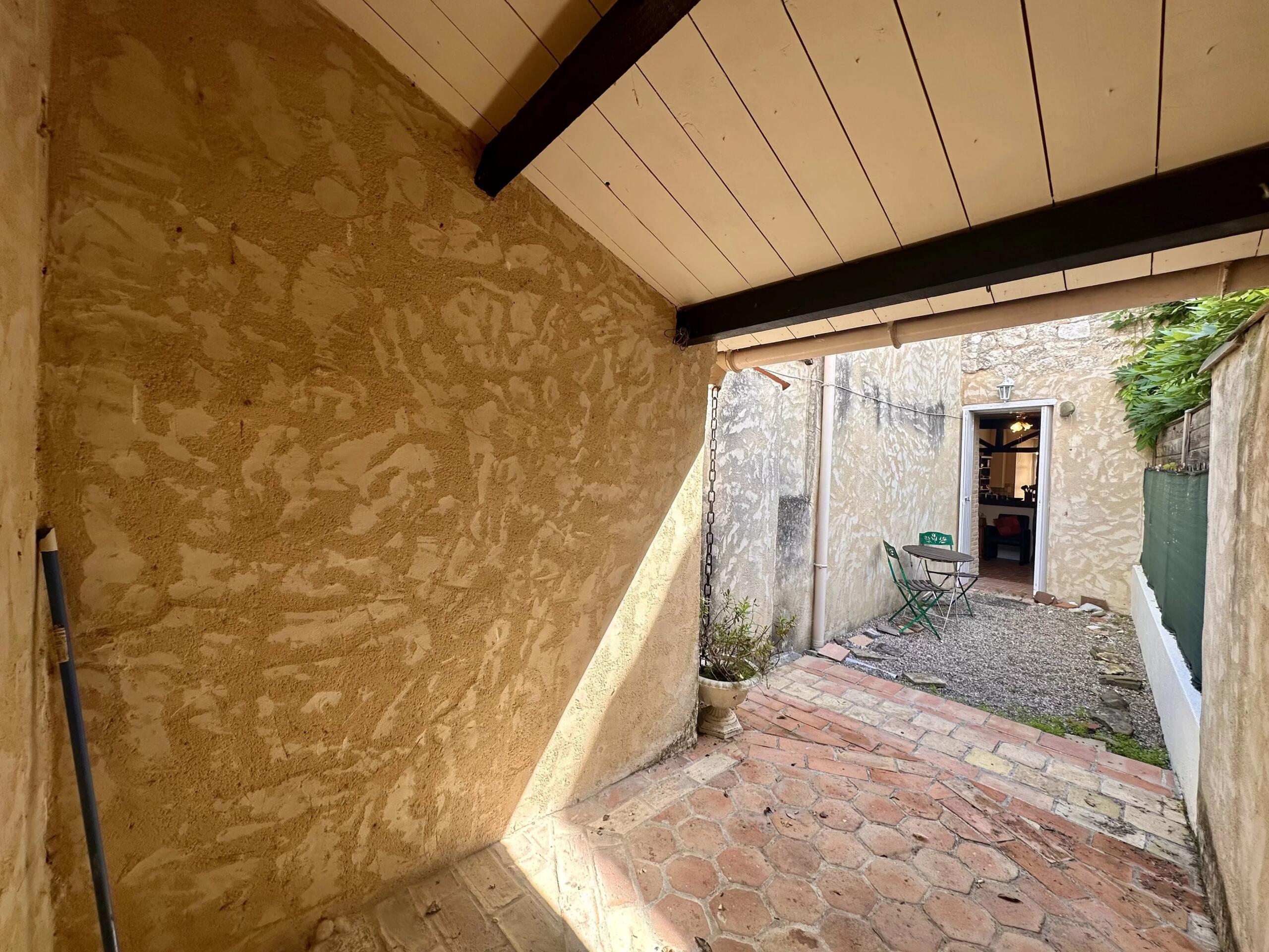 A two / three bedroom house in Eymet’s bastide, Aquitaine – France – BVI85733