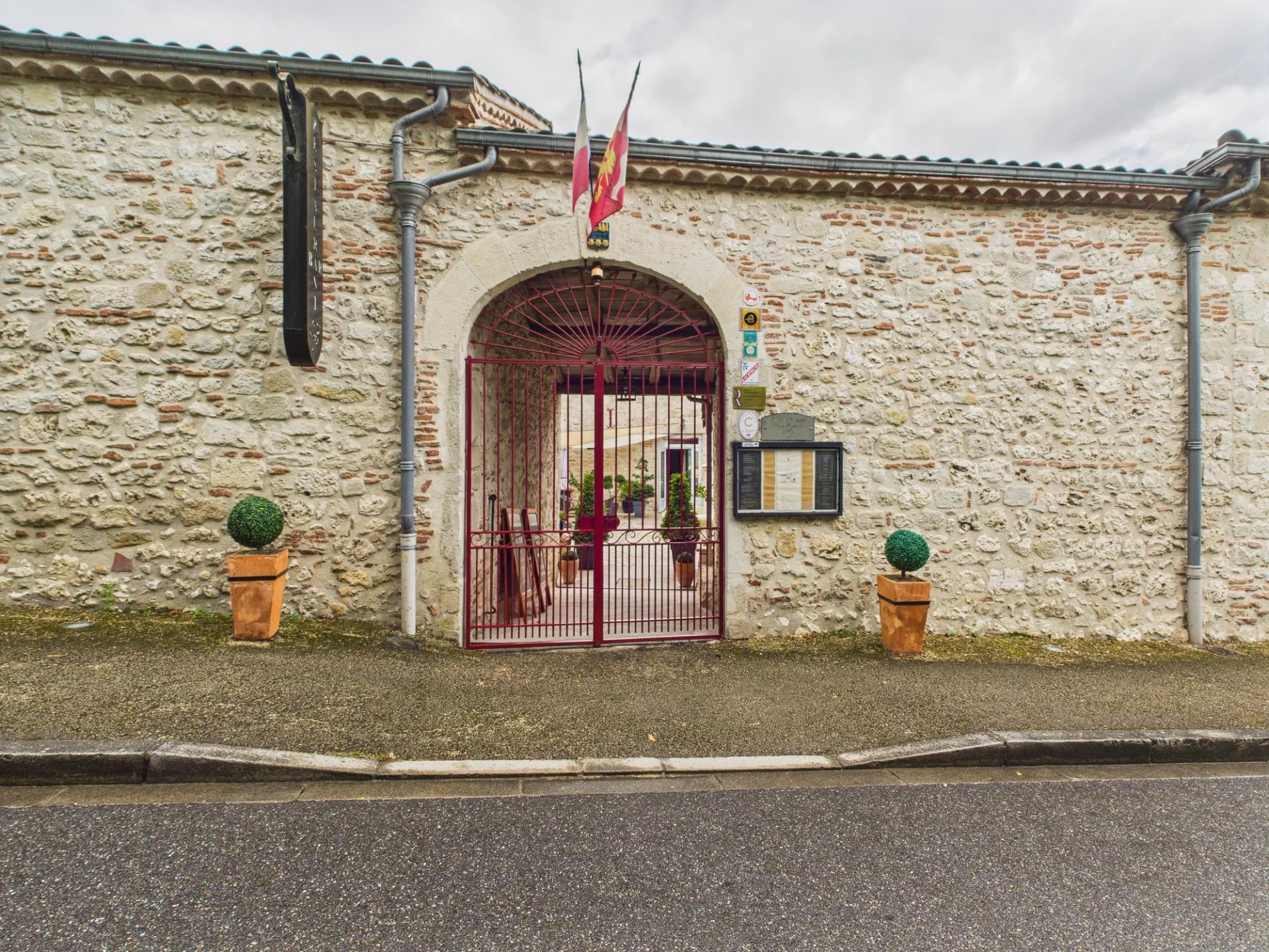Character Property Complex in Penne-d’Agenais – Exceptional Potential, Aquitaine – France – BVI80584