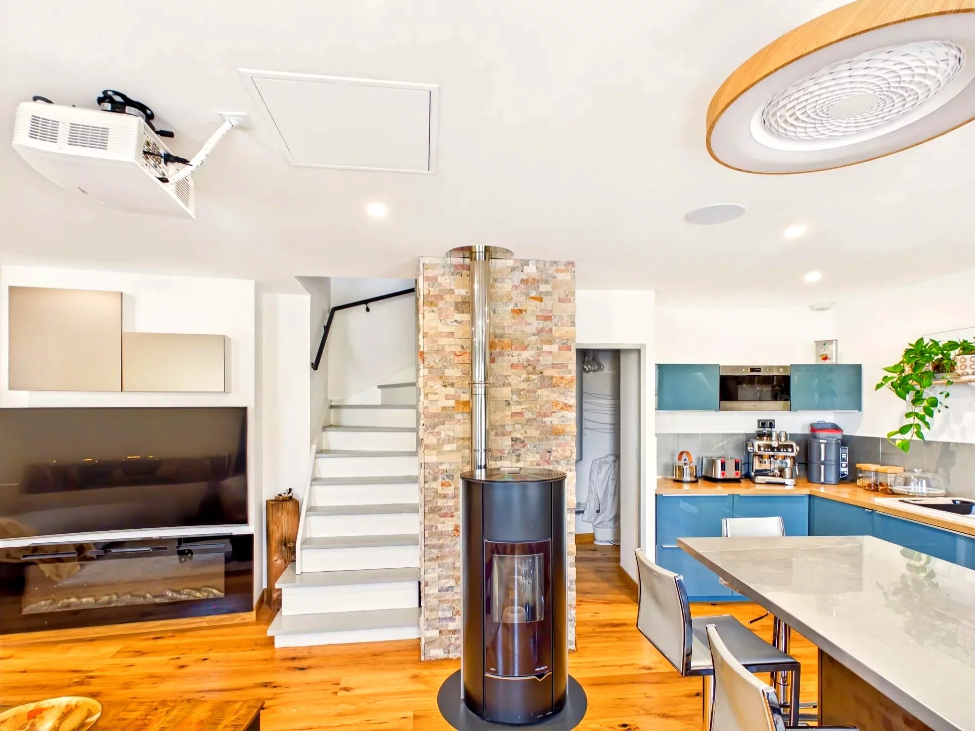 Renovated townhouse with terrace, garage and independent studio, Provence-Alpes-Côte d’Azur – France – BVI86082