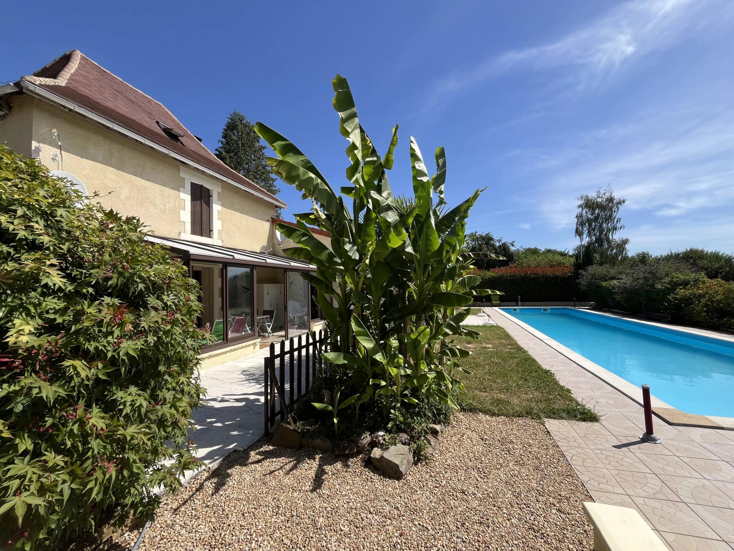 Immaculate family home with swimming pool and large garden, Aquitaine – France – BVI86239