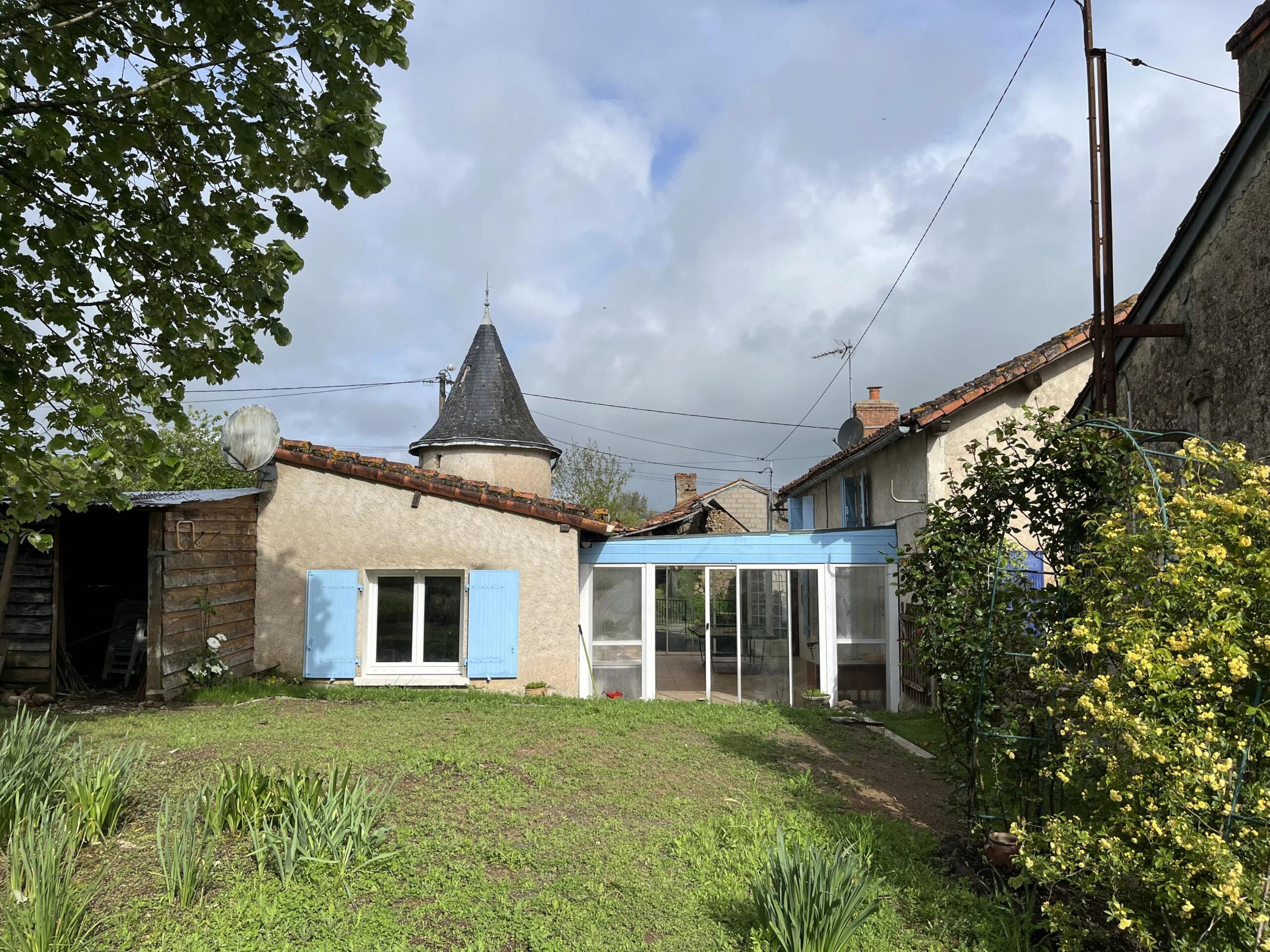A quirky Hamlet property close to shops and amenities, Poitou-Charentes – France – BVI86201