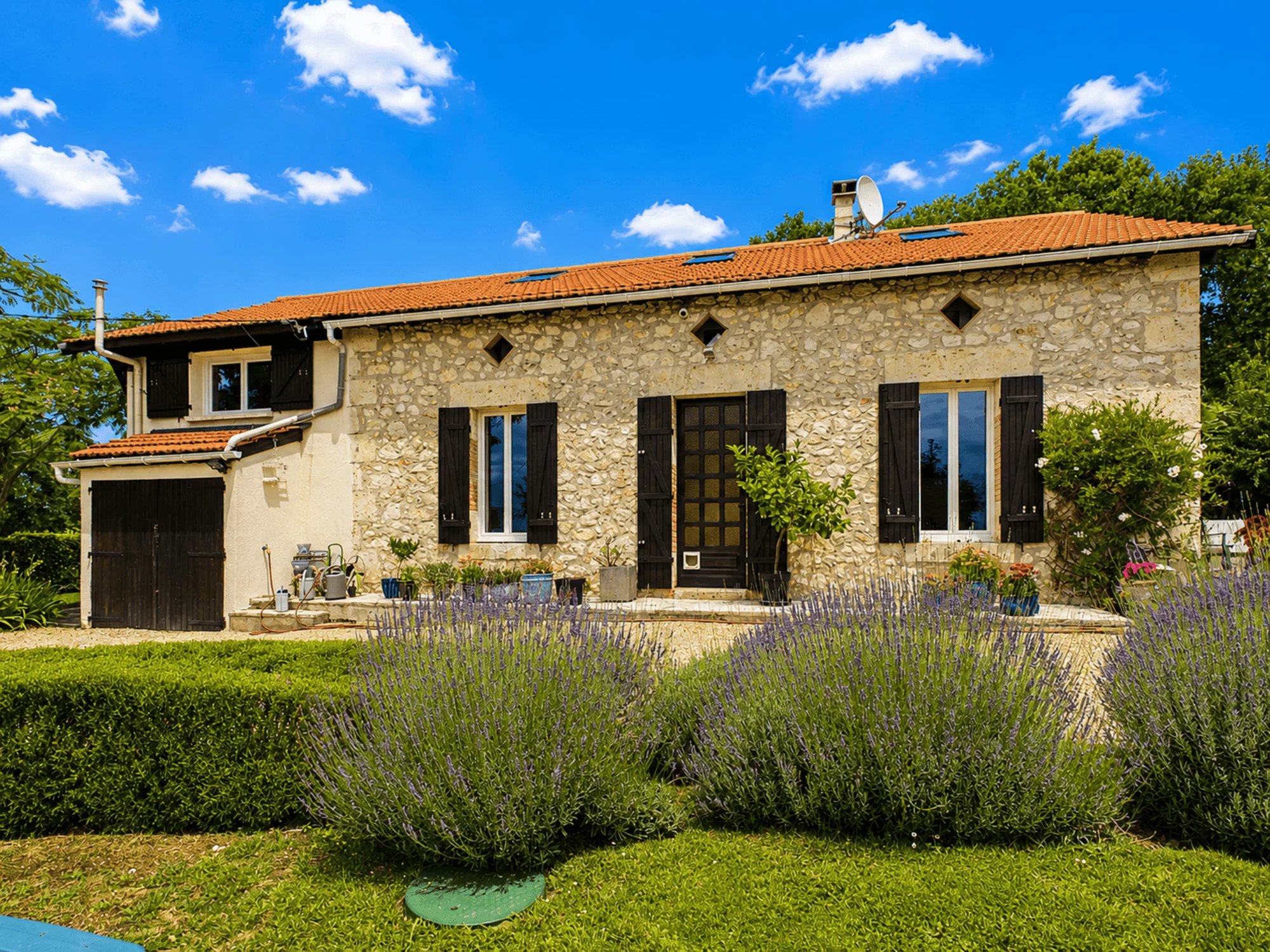 Secluded house and pool with far reaching views, Aquitaine – France – BVI85877