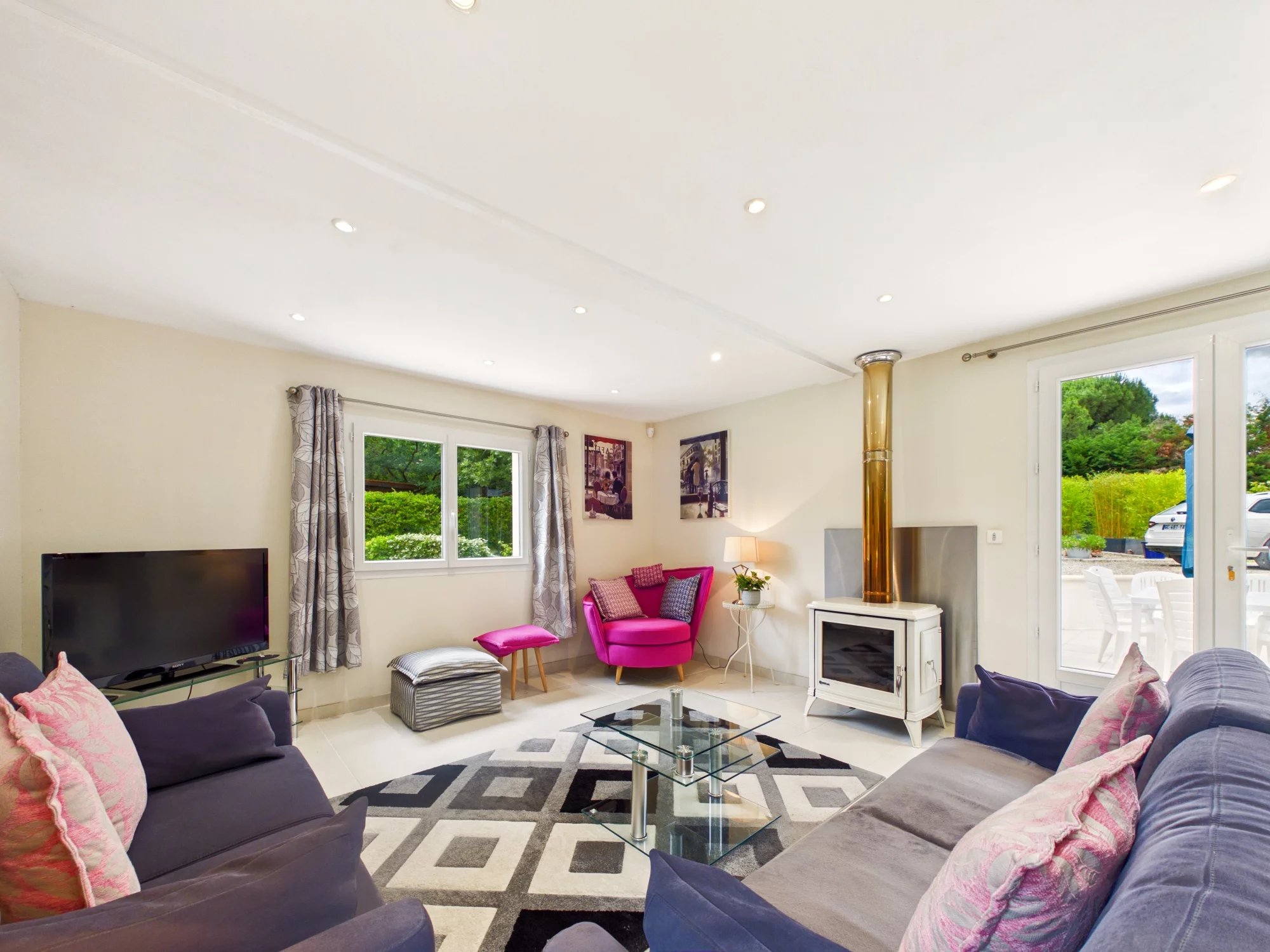 Secluded house and pool with far reaching views, Aquitaine – France – BVI85877