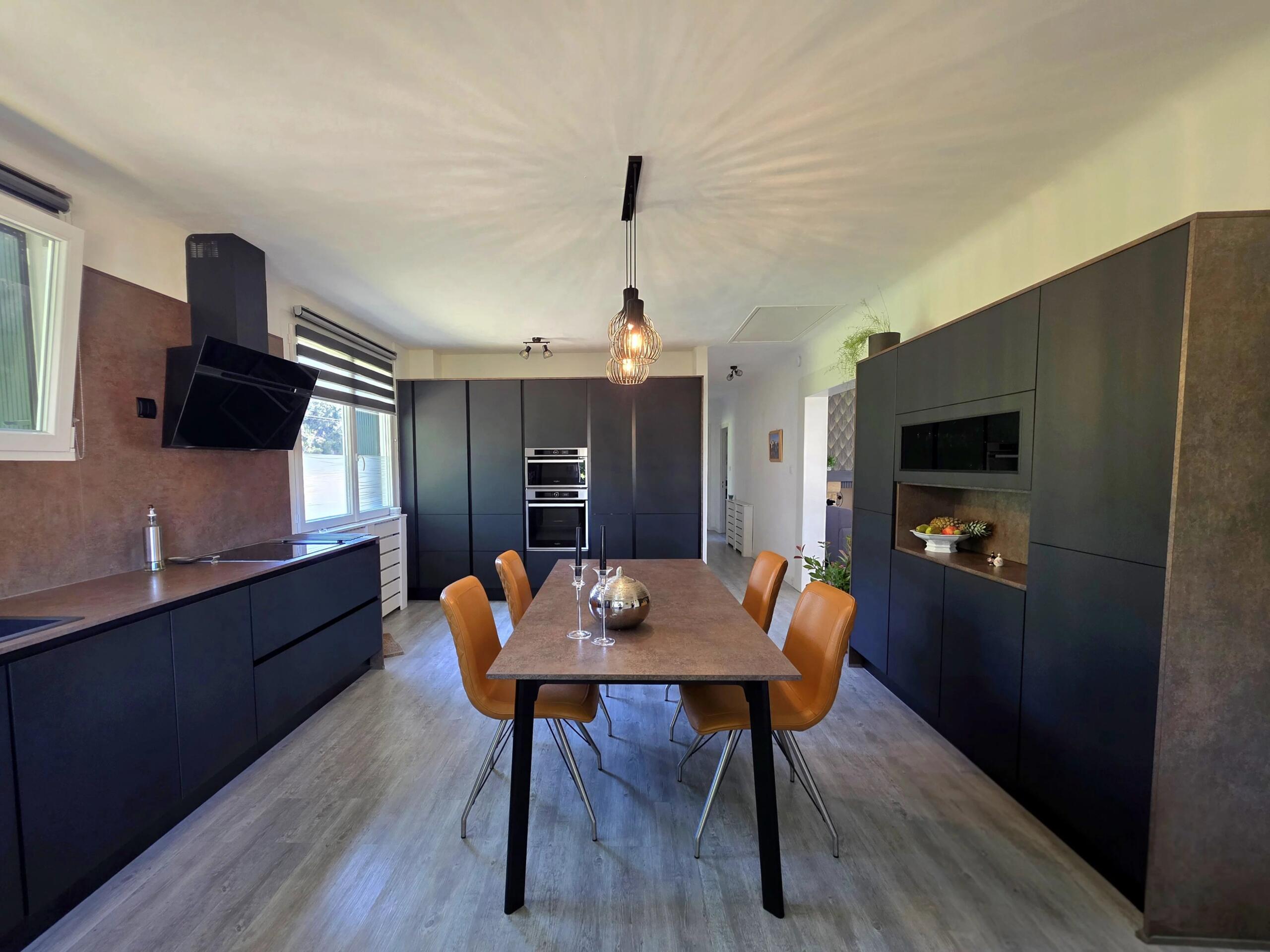 Stunning Renovated Villa with Guest Apartment and Pool, Aquitaine – France – BVI85238