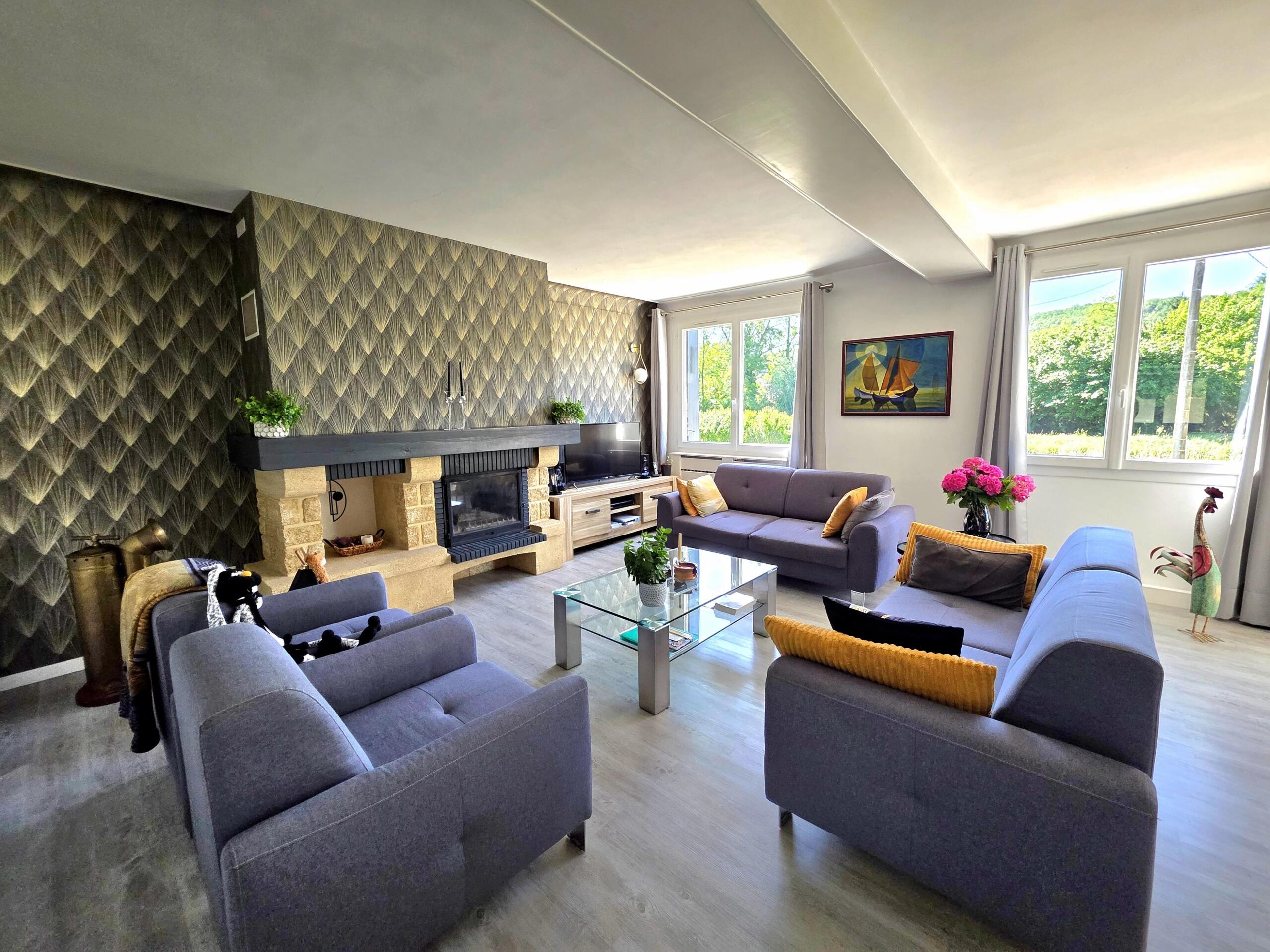 Stunning Renovated Villa with Guest Apartment and Pool, Aquitaine – France – BVI85238