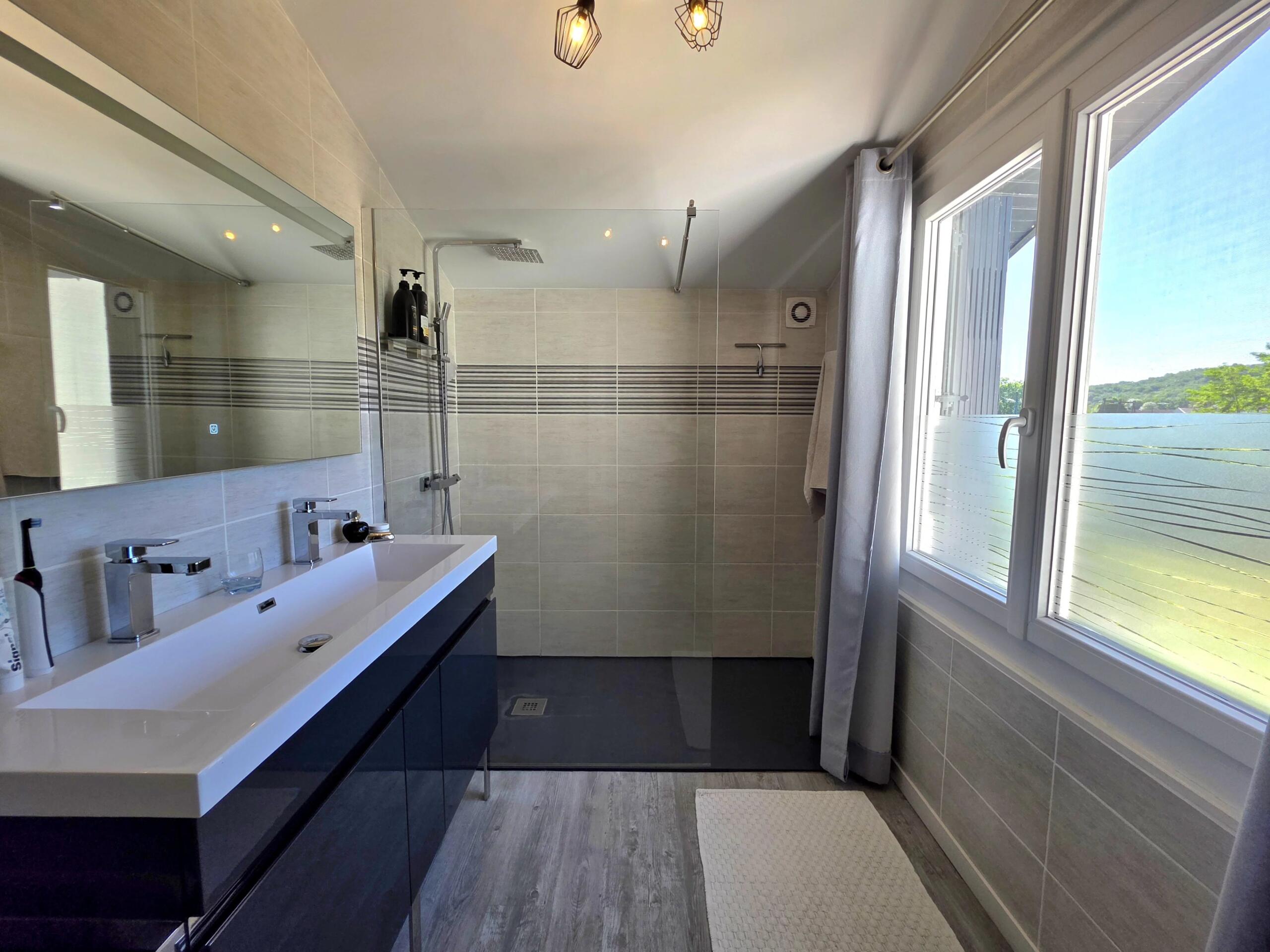Stunning Renovated Villa with Guest Apartment and Pool, Aquitaine – France – BVI85238