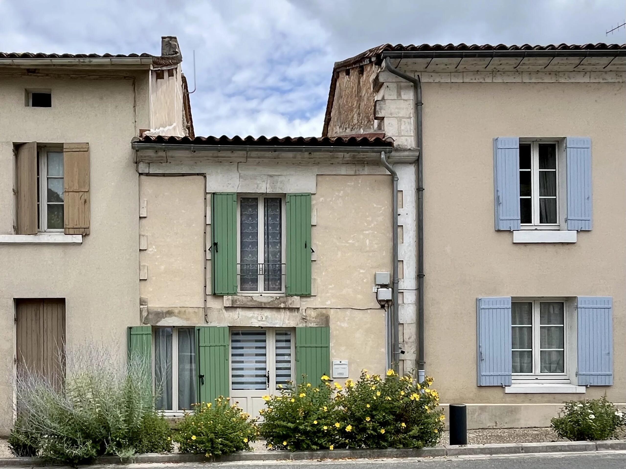 Excellent condition two bedroom house in Aubeterre-sur-Dronne, Champagne-Ardenne – France – BVI85885