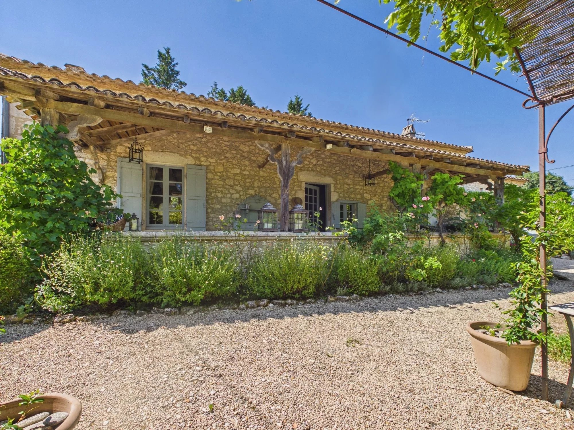 Charming Character Property with Guest Annex, Swimming Pool and Beautiful Landscaped Gardens, Aquitaine – France – BVI85814