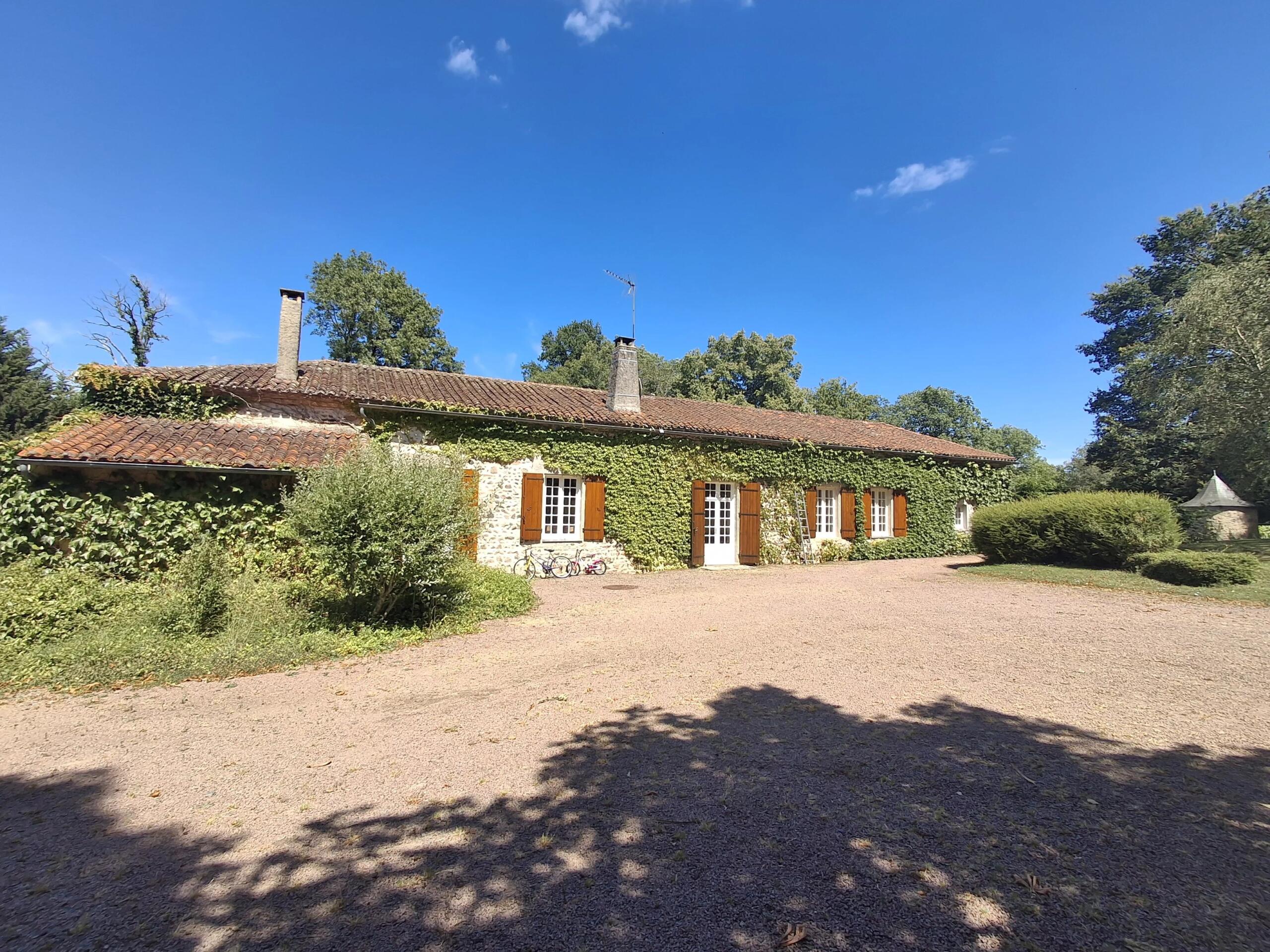 Beautiful 55 ha /135 acre farm with 2 houses and several outbuildings, Poitou-Charentes – France – BVI86087