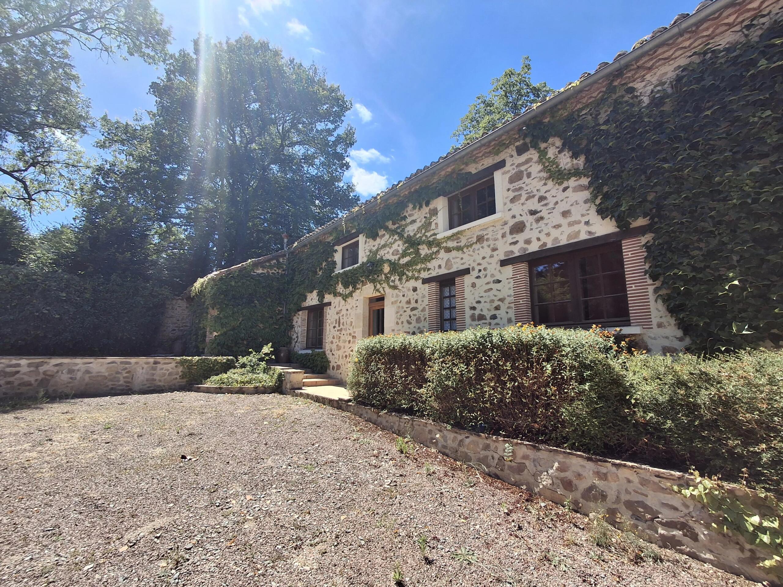 Beautiful 55 ha /135 acre farm with 2 houses and several outbuildings, Poitou-Charentes – France – BVI86087