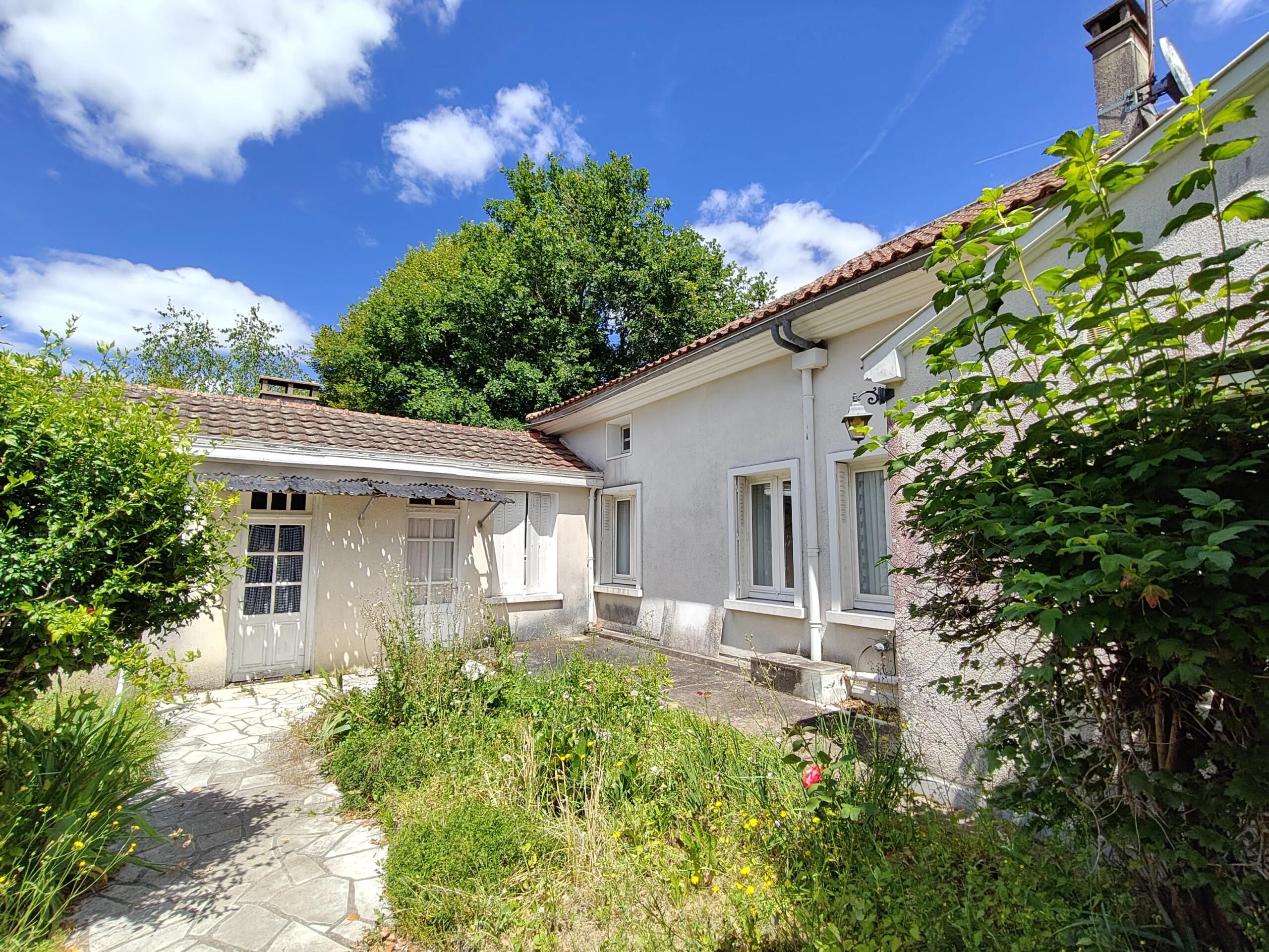 4-Bedroom Home Just Steps from Shops and Schools, Aquitaine – France – BVI86036
