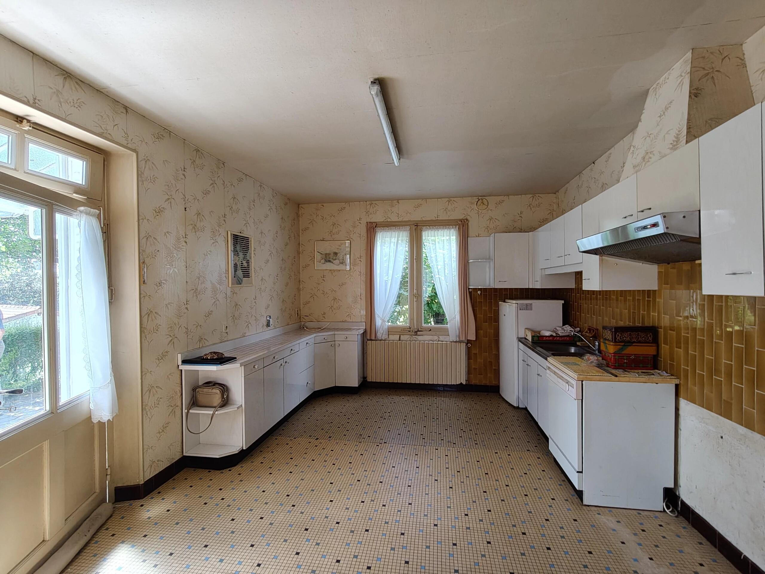 4-Bedroom Home Just Steps from Shops and Schools, Aquitaine – France – BVI86036