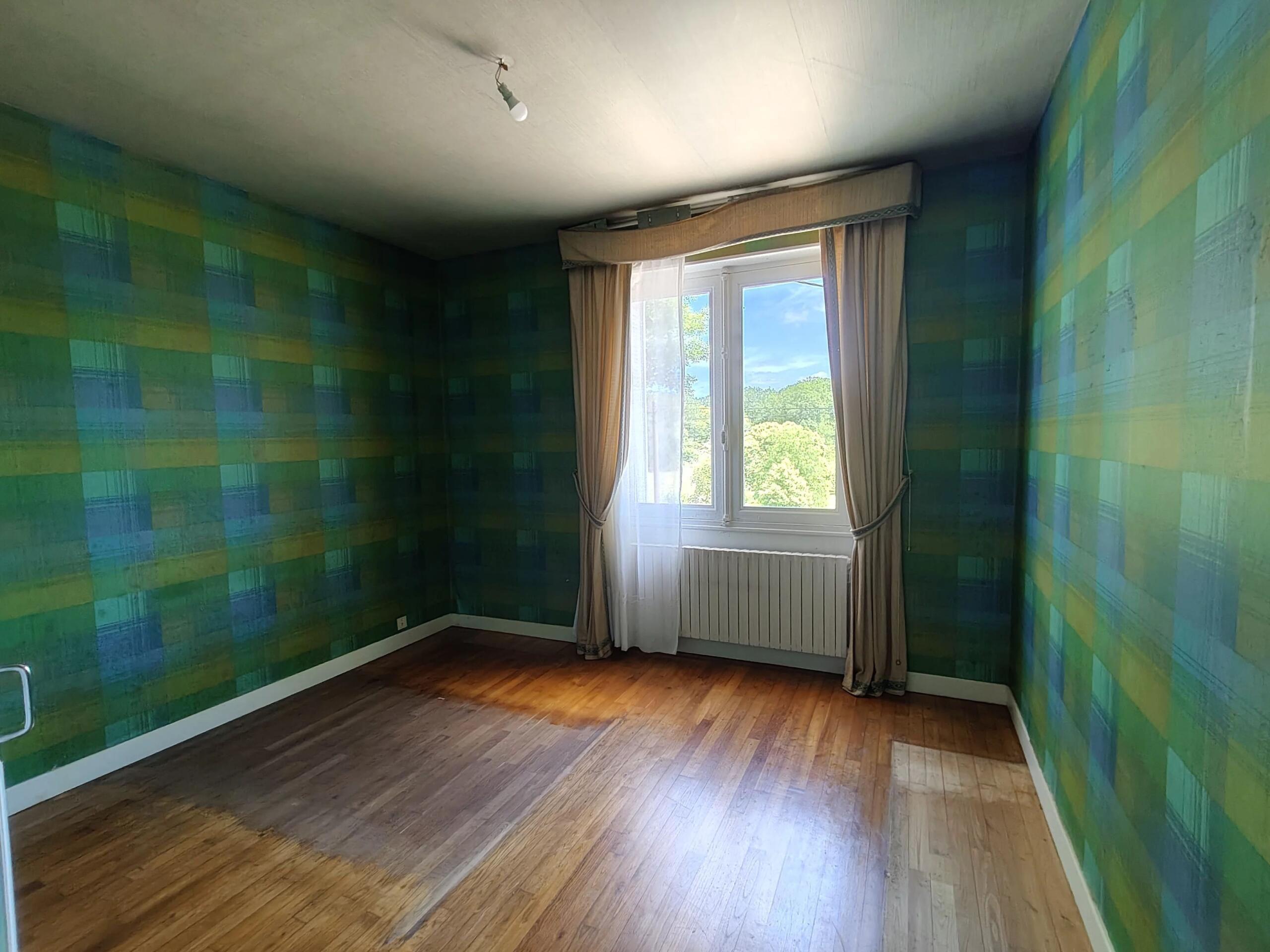 4-Bedroom Home Just Steps from Shops and Schools, Aquitaine – France – BVI86036