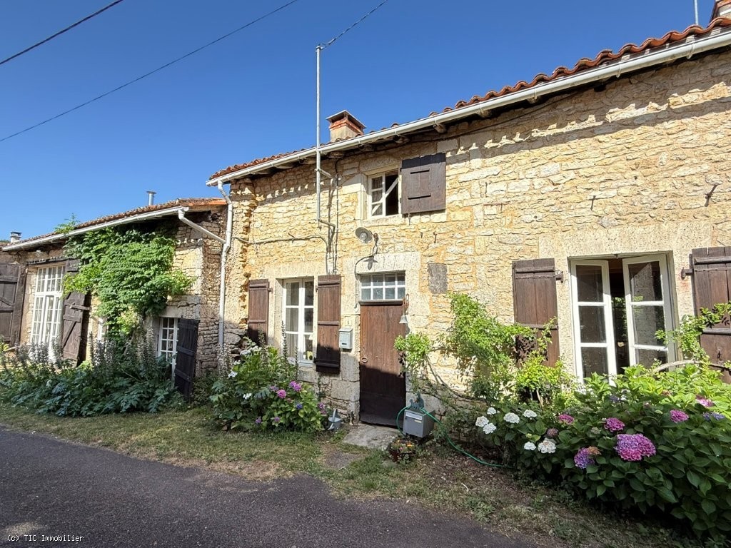 5 bedroom House in Champagne-Mouton, France – r7509