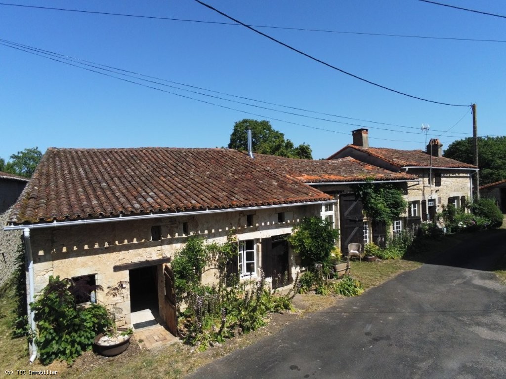 5 bedroom House in Champagne-Mouton, France – r7509