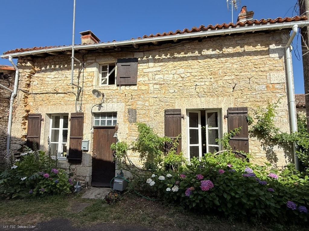 5 bedroom House in Champagne-Mouton, France – r7509