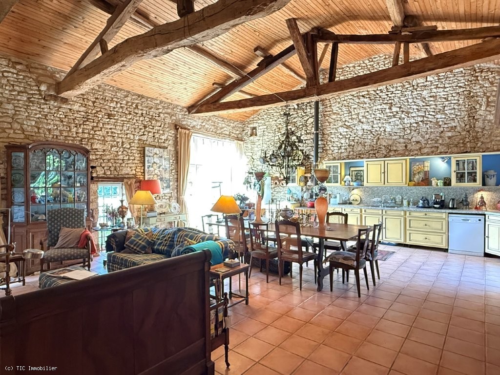 5 bedroom House in Champagne-Mouton, France – r7509