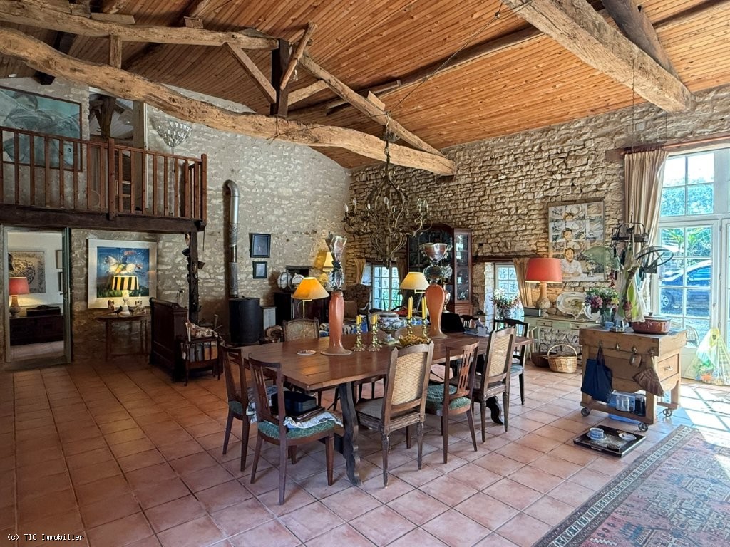 5 bedroom House in Champagne-Mouton, France – r7509