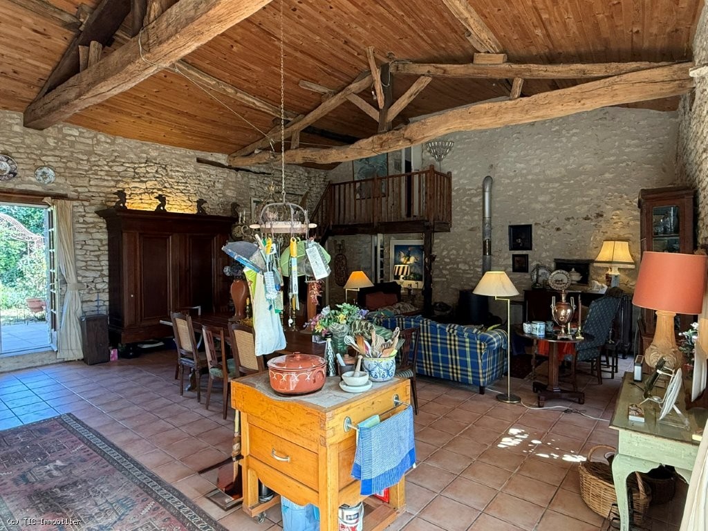 5 bedroom House in Champagne-Mouton, France – r7509