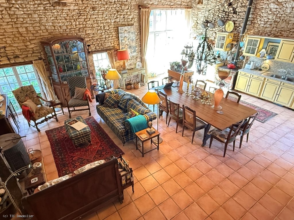 5 bedroom House in Champagne-Mouton, France – r7509