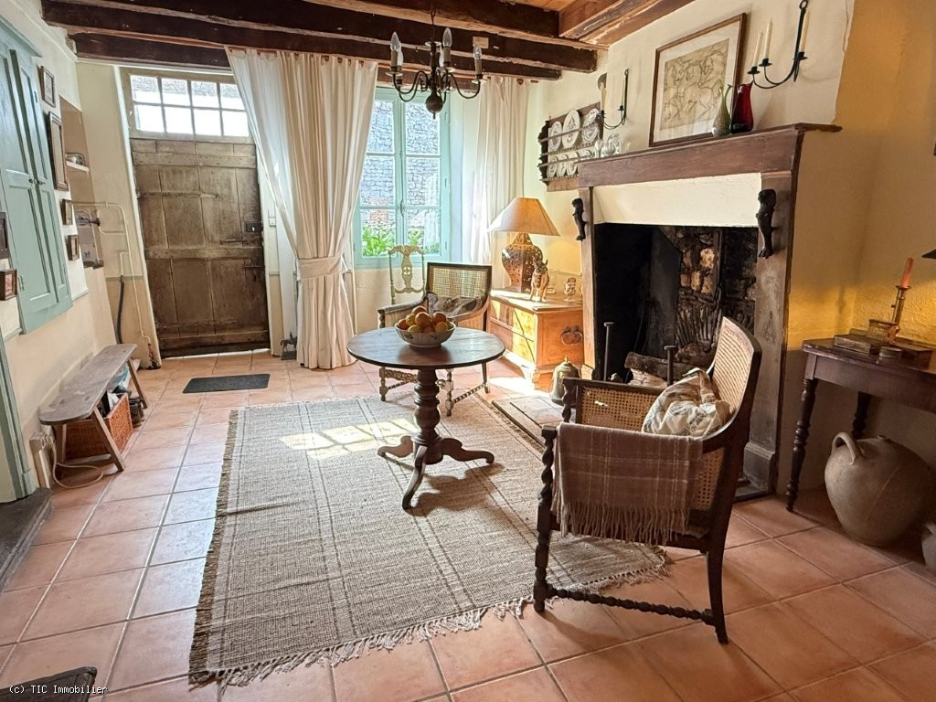 5 bedroom House in Champagne-Mouton, France – r7509