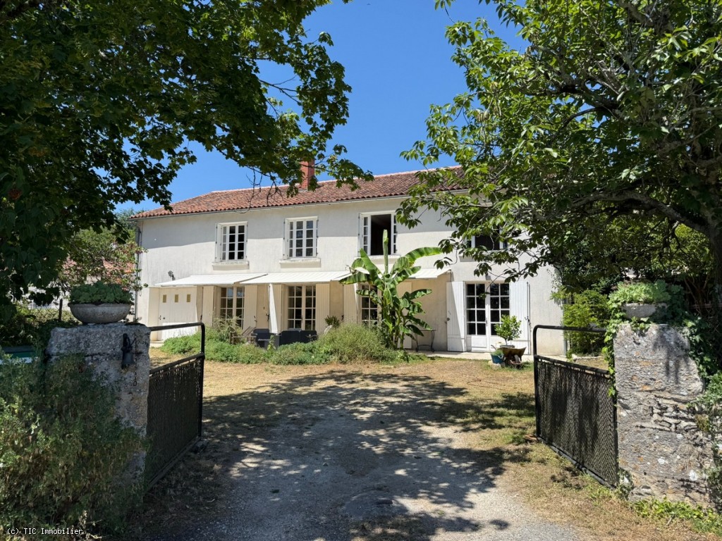 5 bedroom House in Nanteuil-En-Vallee, Nanteuil-En-Vallée, France – r7508