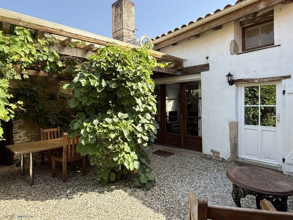 2 bedroom House in Nanteuil-En-Vallee, Nanteuil-En-Vallée, France – r7507