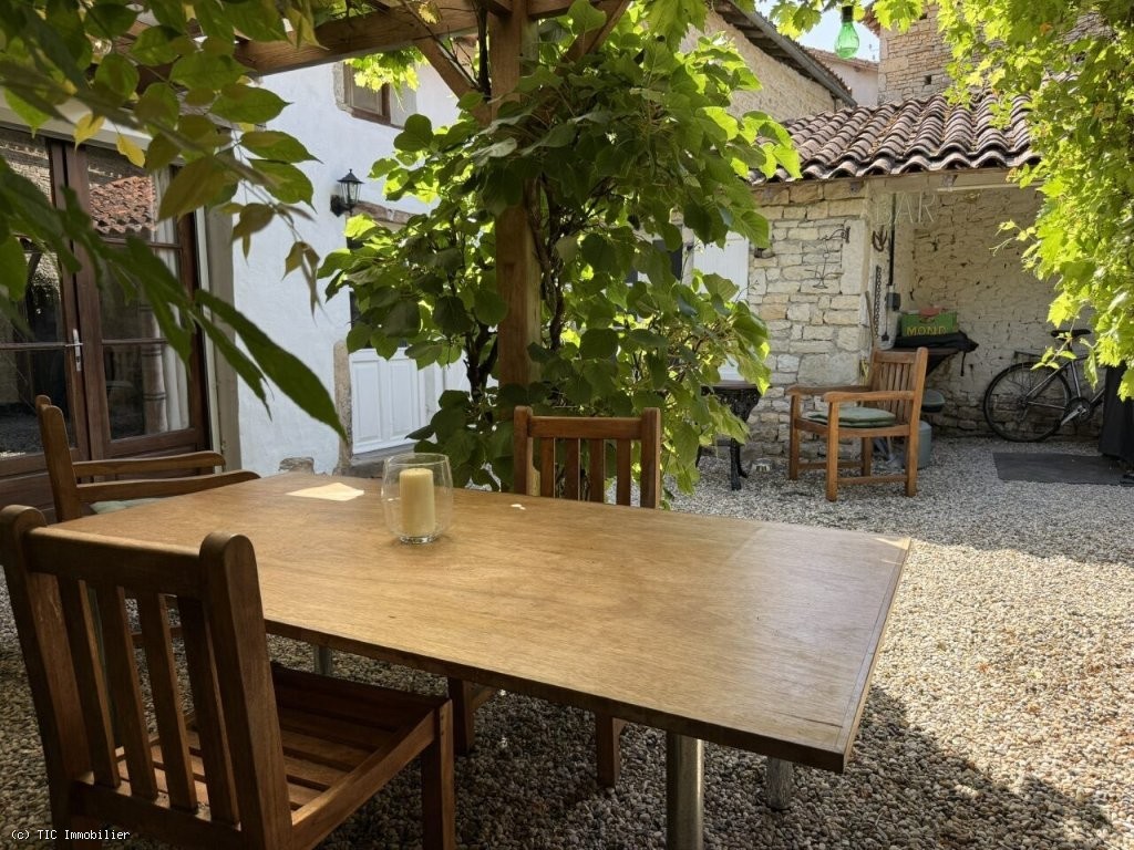 2 bedroom House in Nanteuil-En-Vallee, Nanteuil-En-Vallée, France – r7507