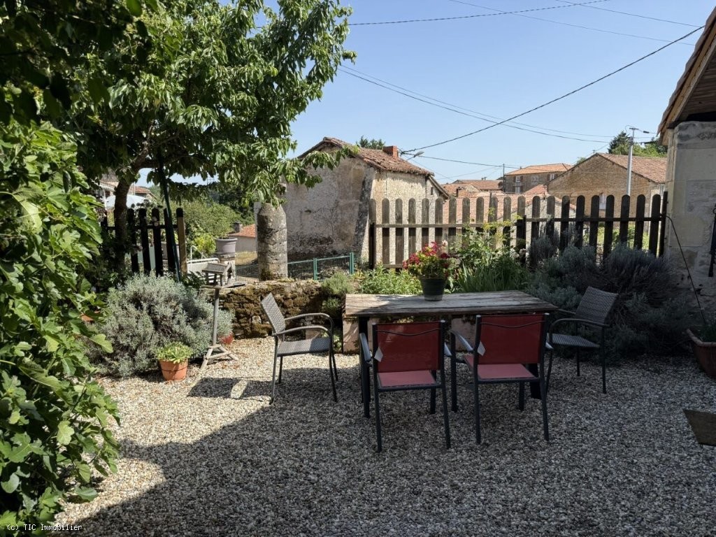 2 bedroom House in Nanteuil-En-Vallee, Nanteuil-En-Vallée, France – r7507