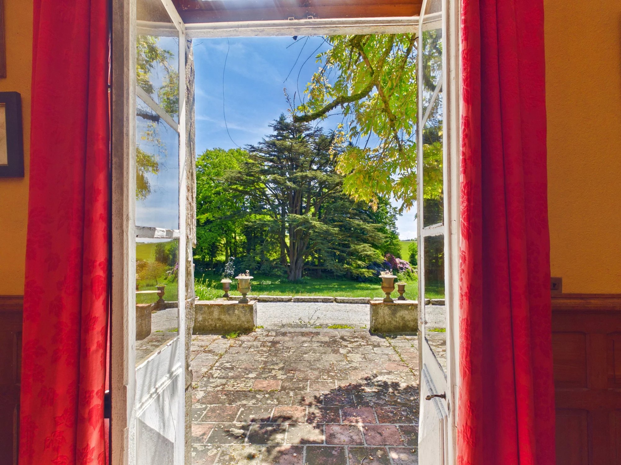 Elegant Estate with Manor House and 4 other dwellings in 10 hectares of land in the the Black Mountain area, Midi-Pyrénées – France – BVI67010