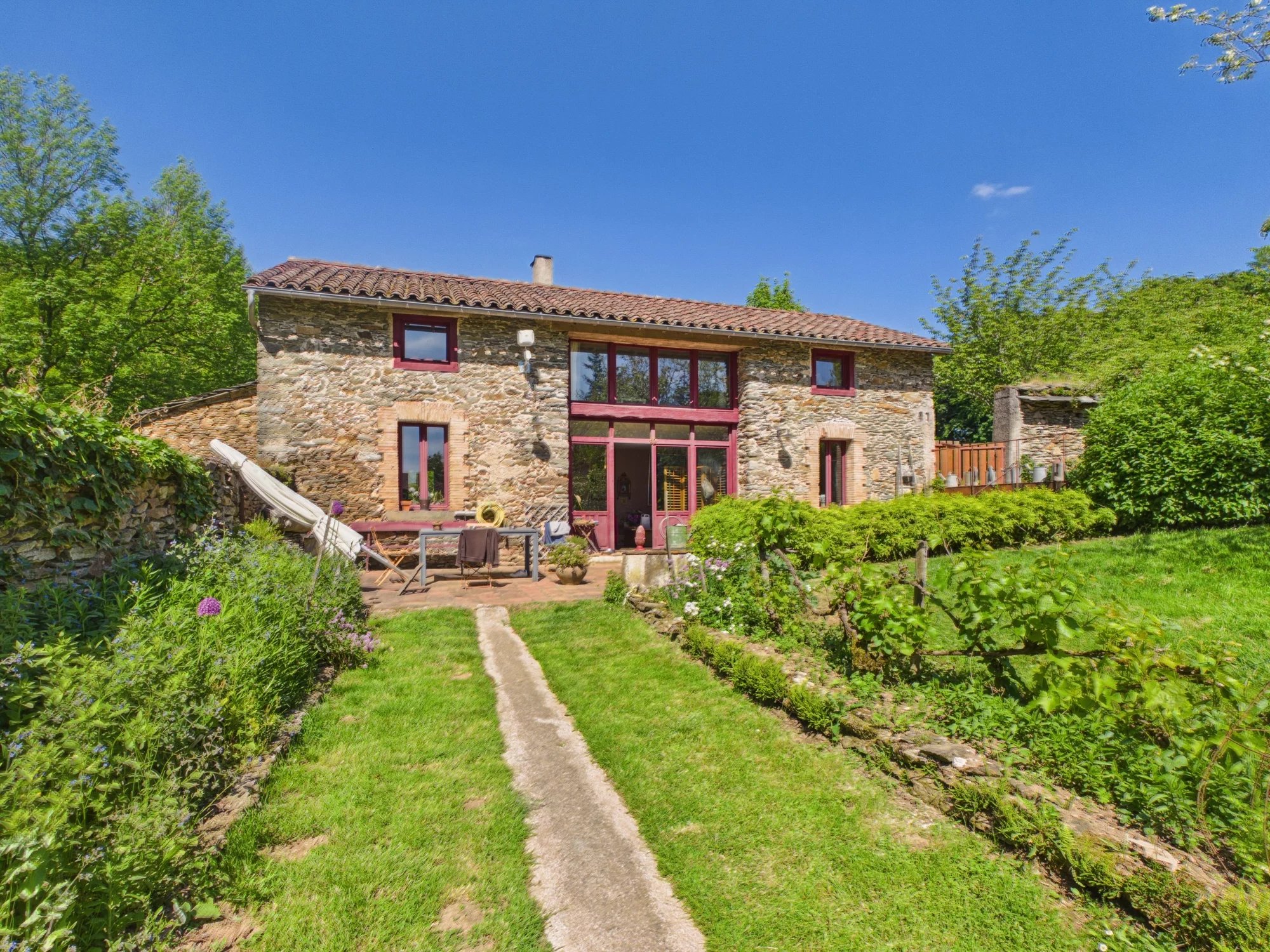 Elegant Estate with Manor House and 4 other dwellings in 10 hectares of land in the the Black Mountain area, Midi-Pyrénées – France – BVI67010