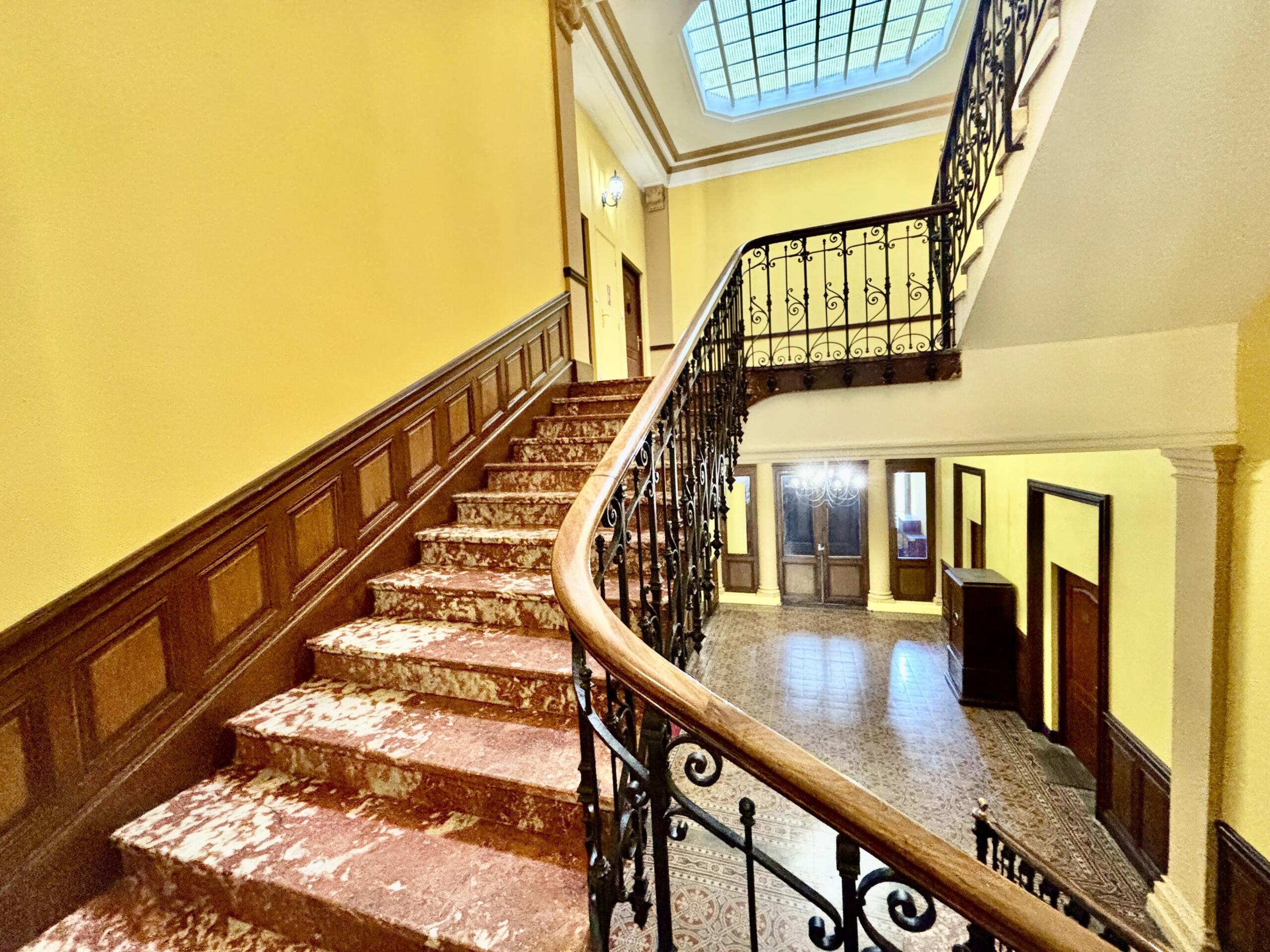 Beautiful Character Apartment set within a historic Château, Languedoc-Roussillon – France – BVI86033