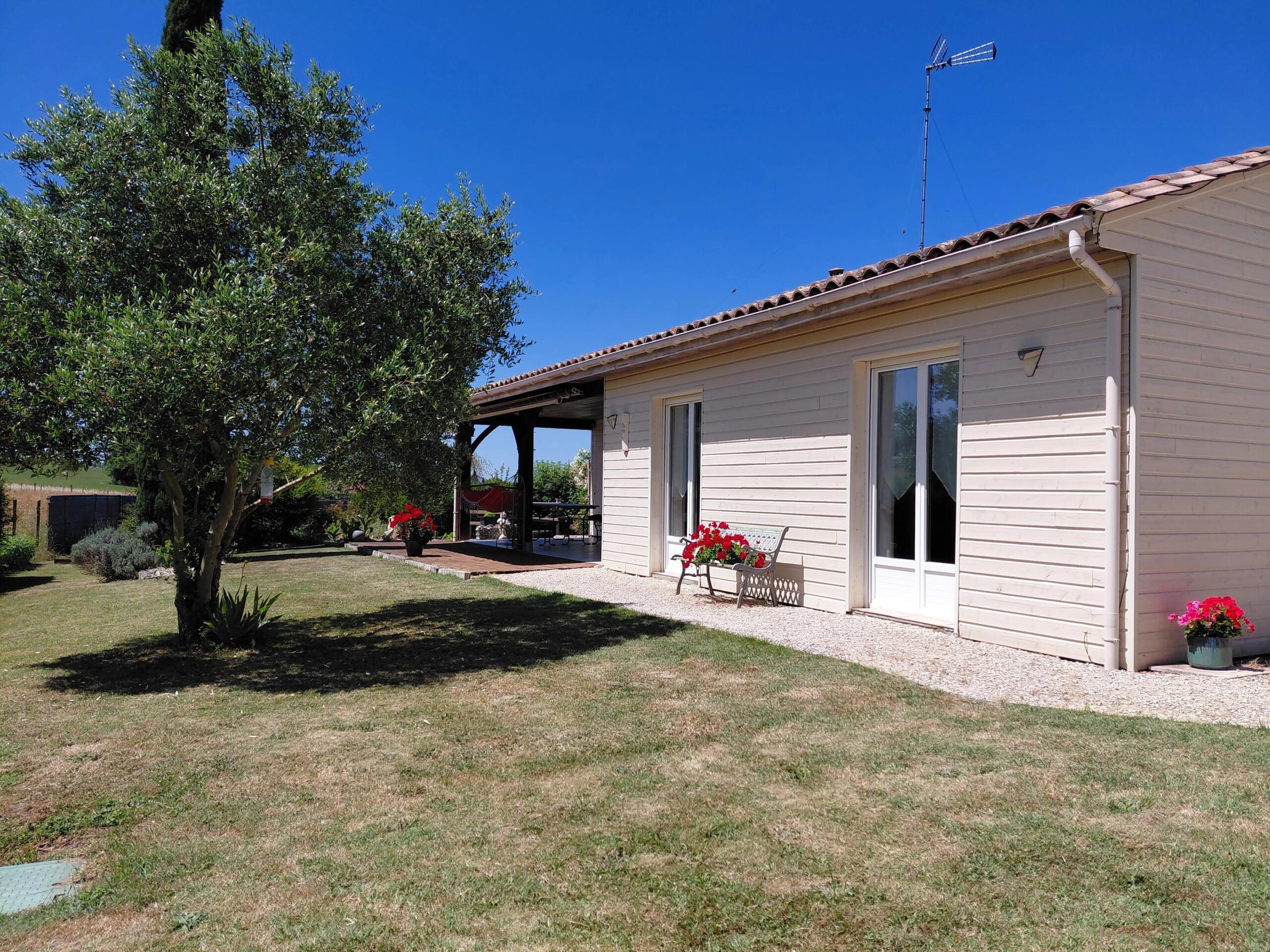 Single-storey house with double garage, workshop and 1200 m² of land, Aquitaine – France – BVI86111