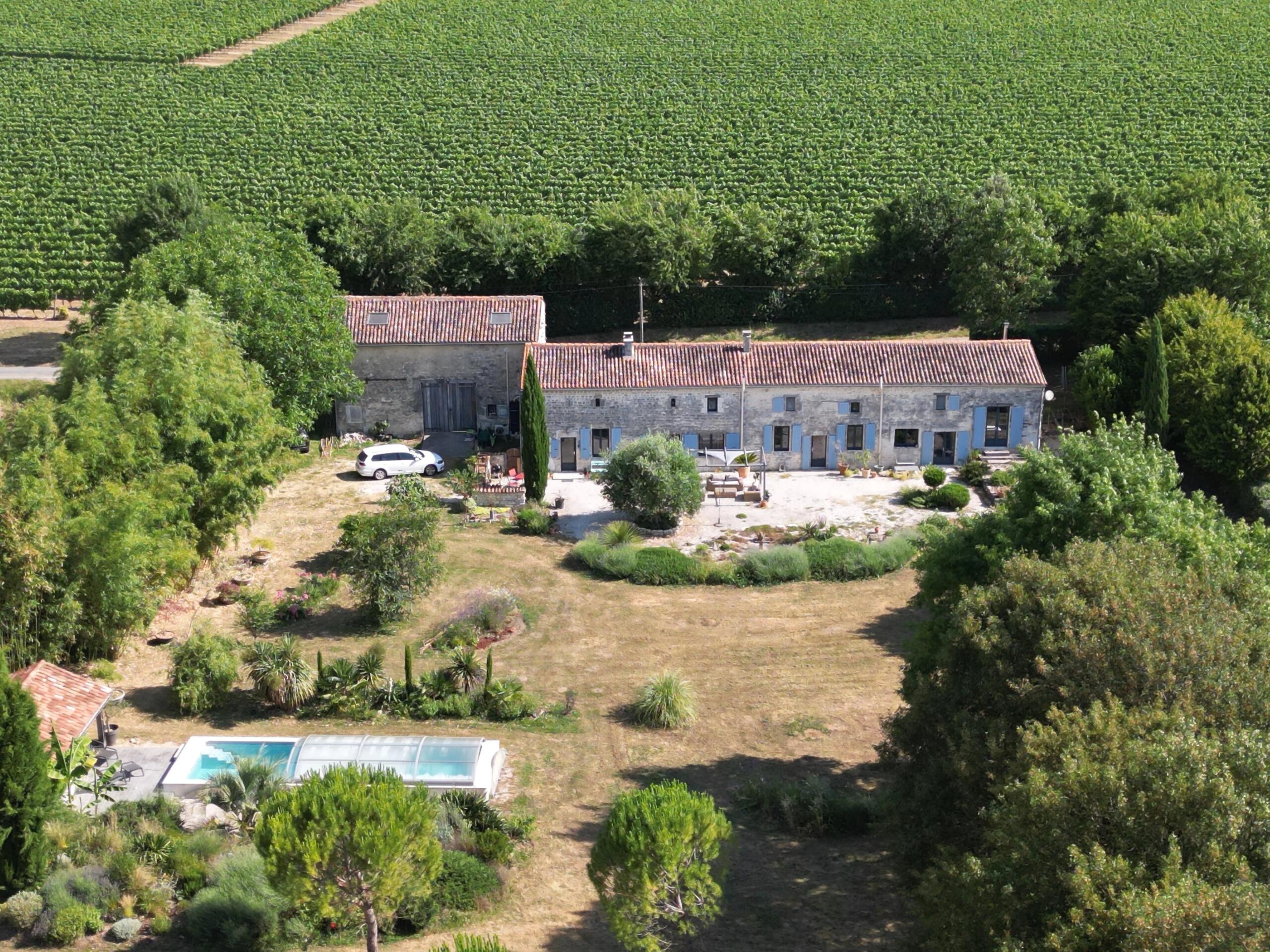 Versatile Home with Rental Potential Gardens and Pool, Aquitaine – France – BVI85270
