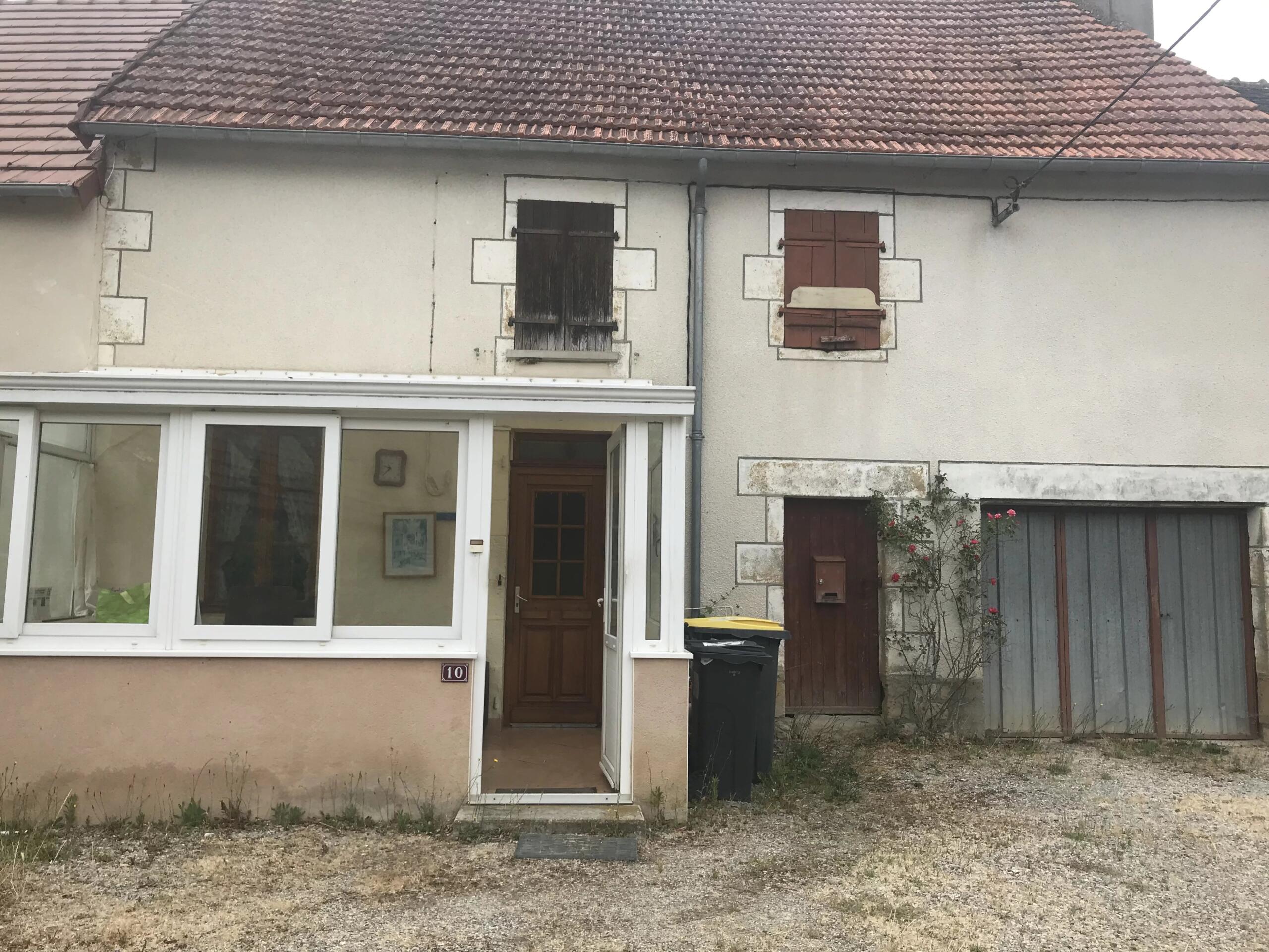 Cute hamlet house to renovate, Poitou-Charentes – France – BVI85757