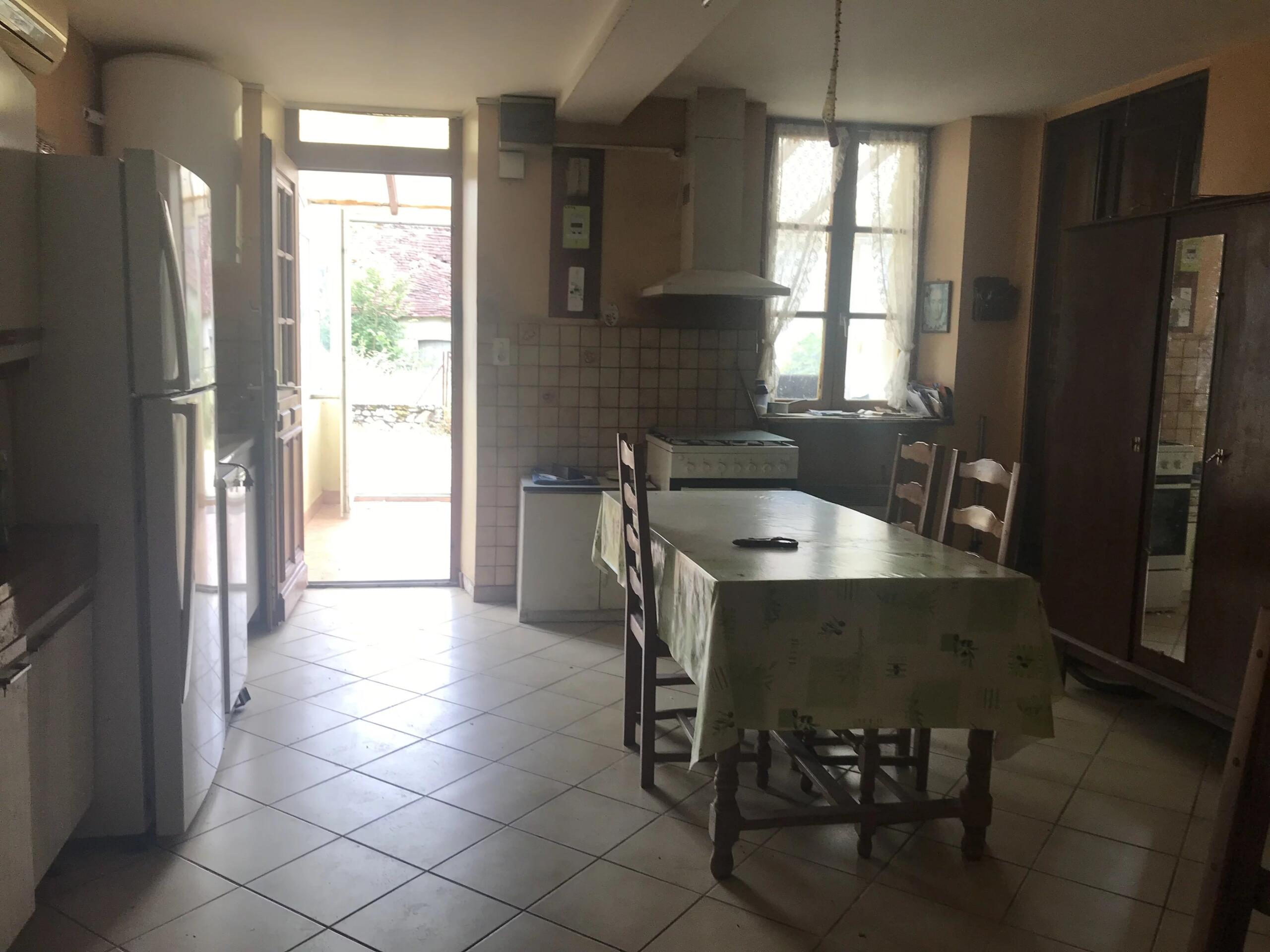 Cute hamlet house to renovate, Poitou-Charentes – France – BVI85757