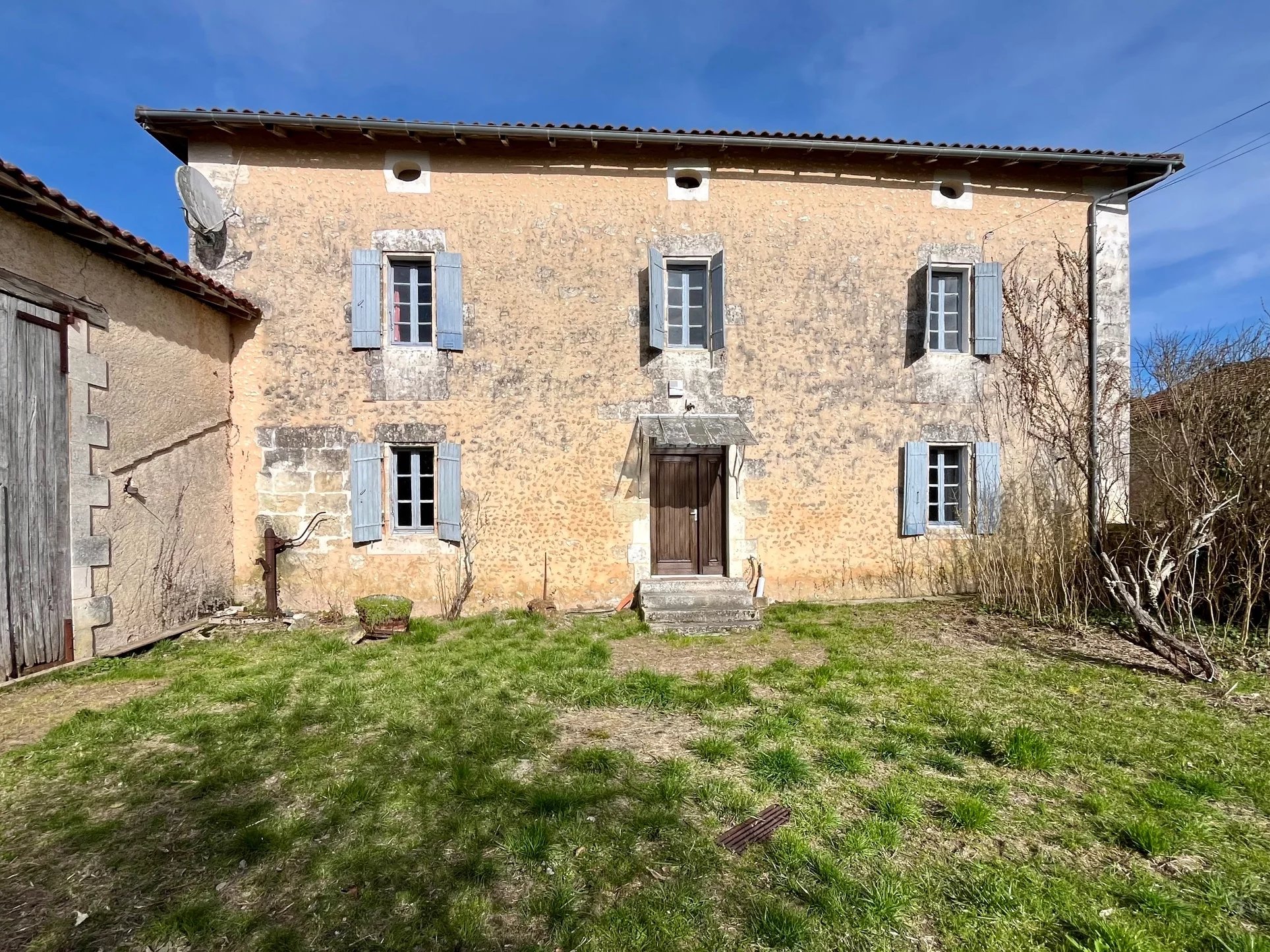 Traditional farmhouse with large barn and outbuildings, Aquitaine – France – BVI83570