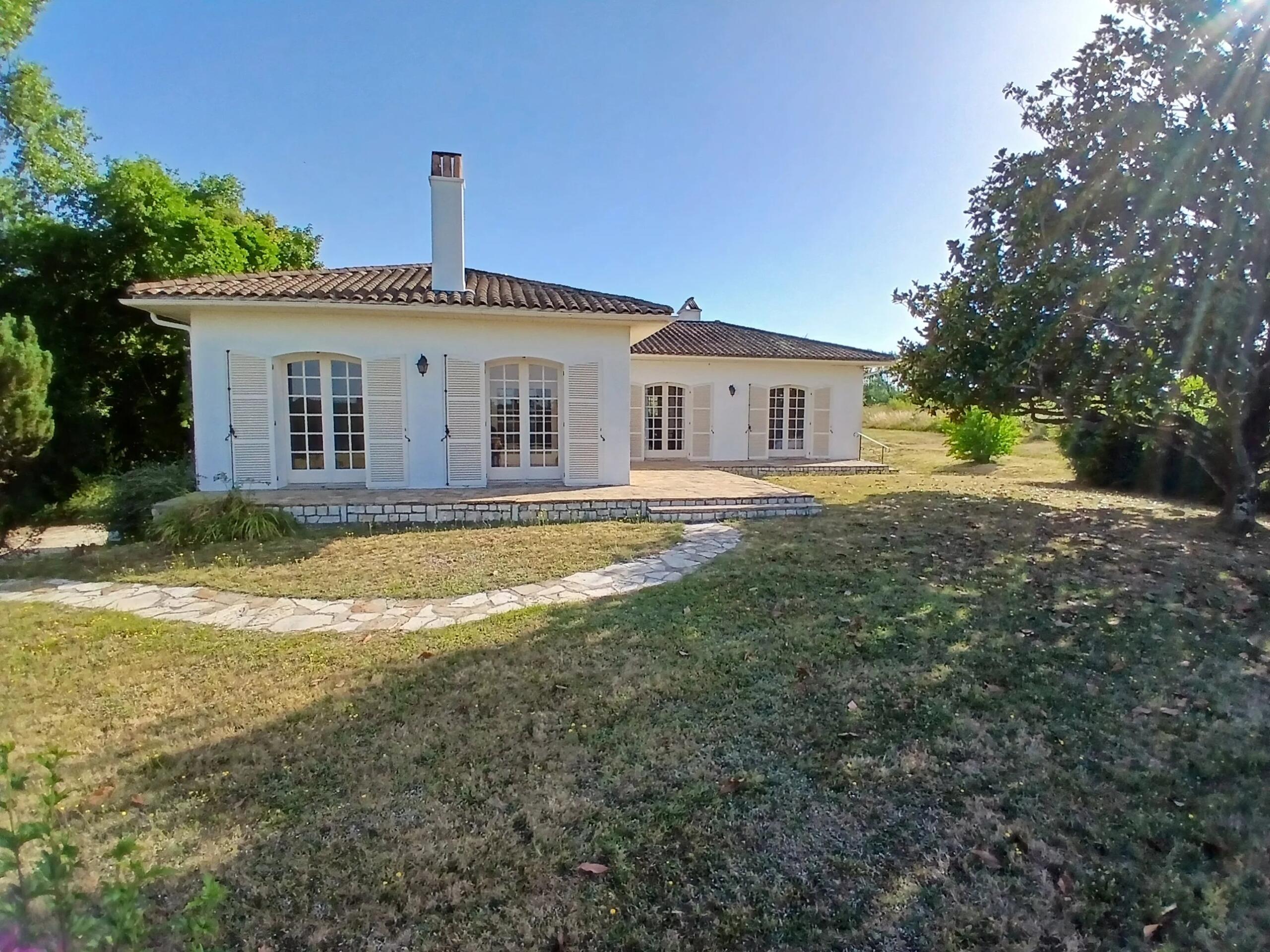 Traditional family home, close to local amenities, Poitou-Charentes – France – BVI82303