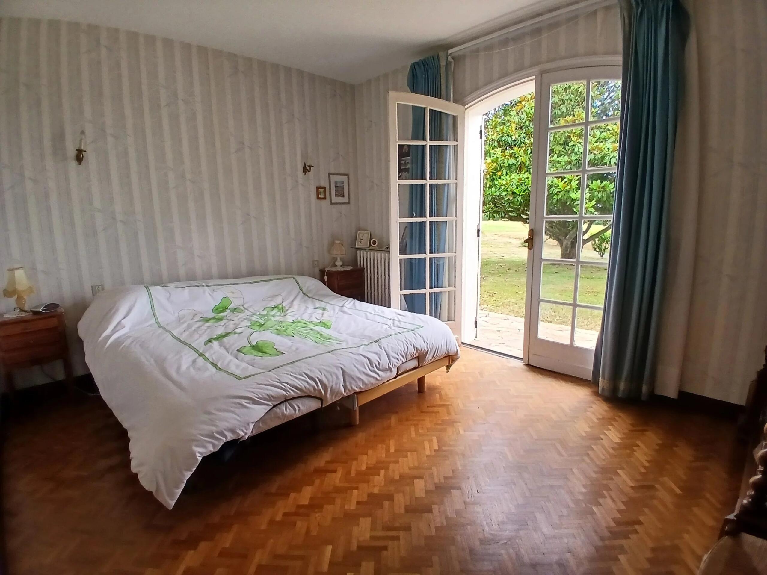 Traditional family home, close to local amenities, Poitou-Charentes – France – BVI82303