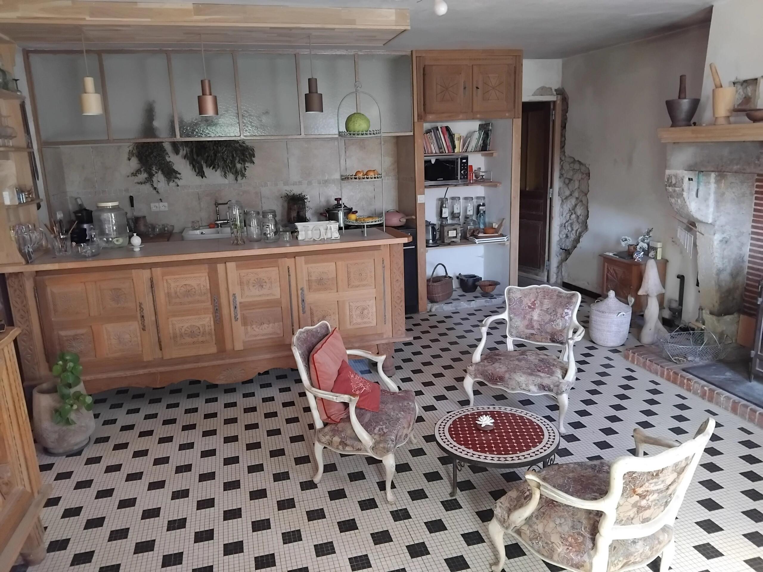 Character Estate with Private Lake, 17th-Century Barn, Guest Cottages and Exceptional Potential, Aquitaine – France – BVI85040
