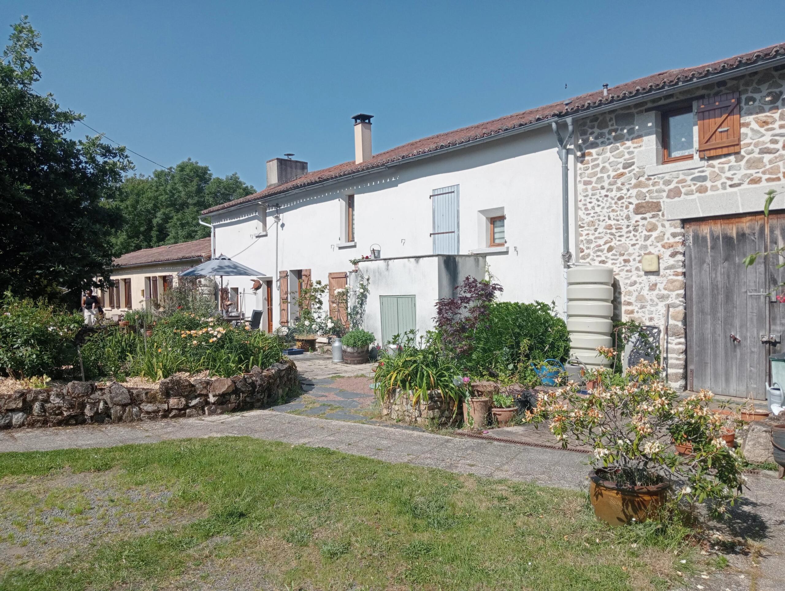 Superb complex in secluded location, Poitou-Charentes – France – BVI85581