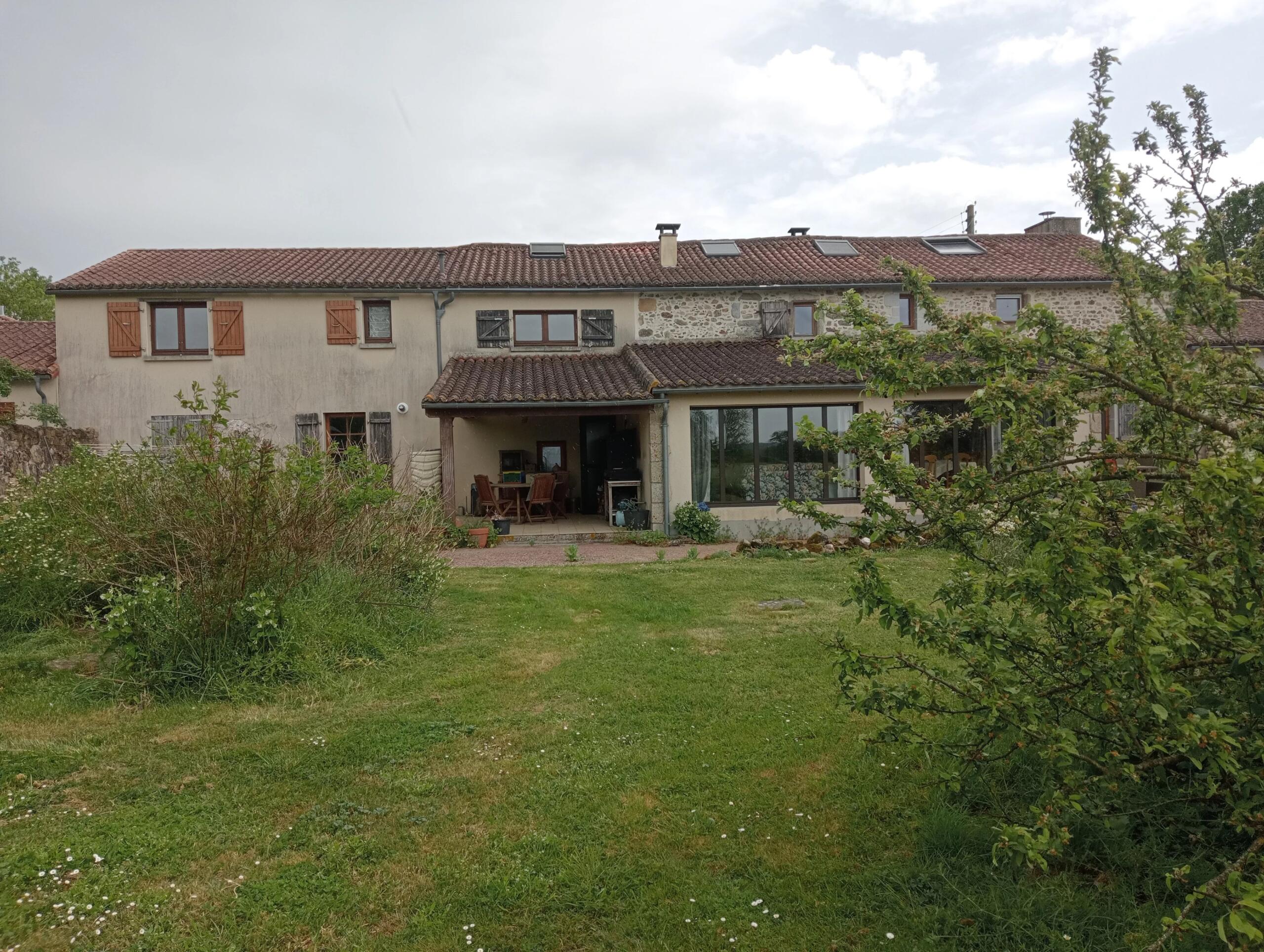 Superb complex in secluded location, Poitou-Charentes – France – BVI85581