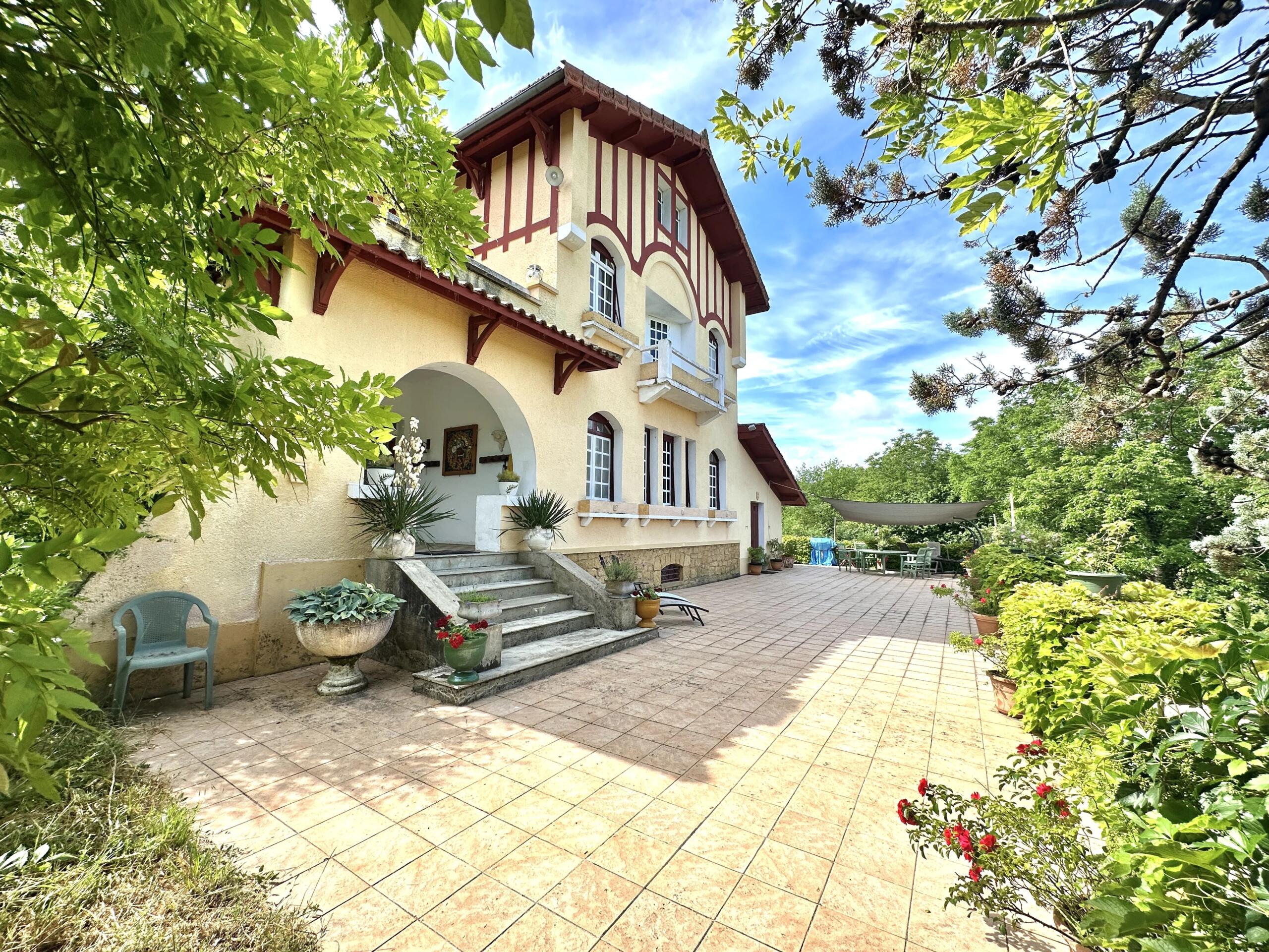 Beautiful character home with views of one of France’s most beautiful villages, Aquitaine – France – BVI85538