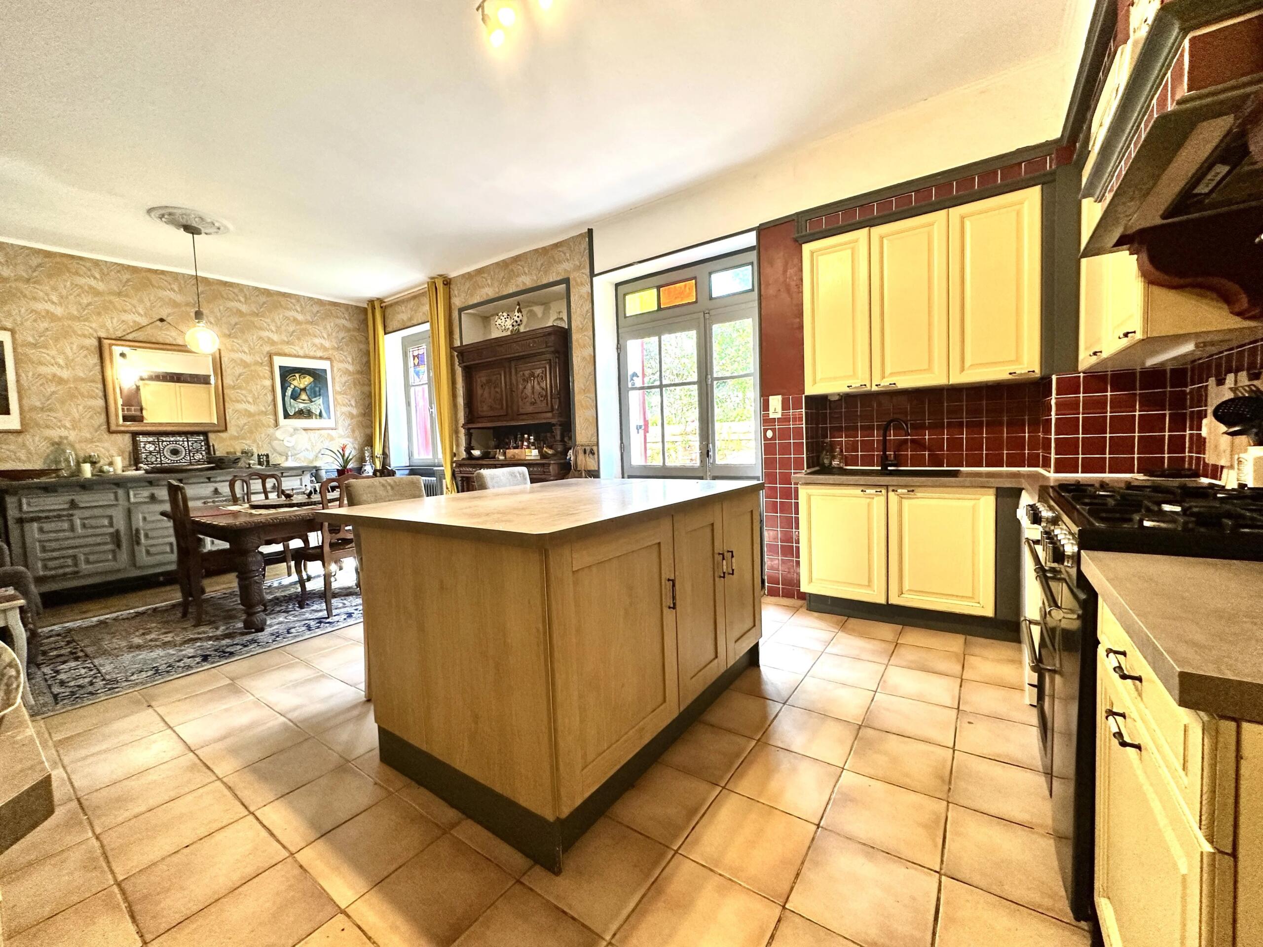 Beautiful character home with views of one of France’s most beautiful villages, Aquitaine – France – BVI85538